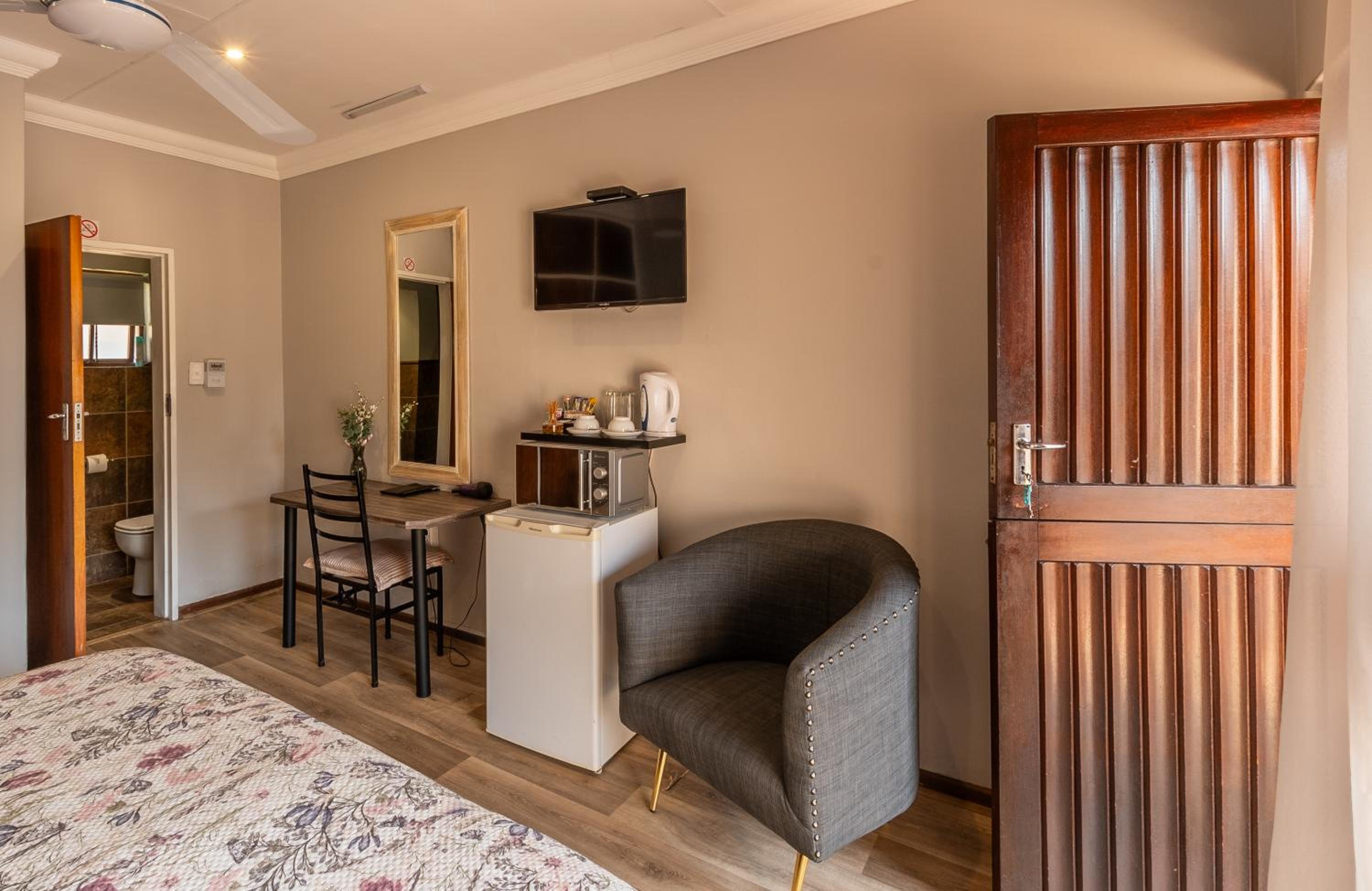 Budget Twin Room - Photo 9