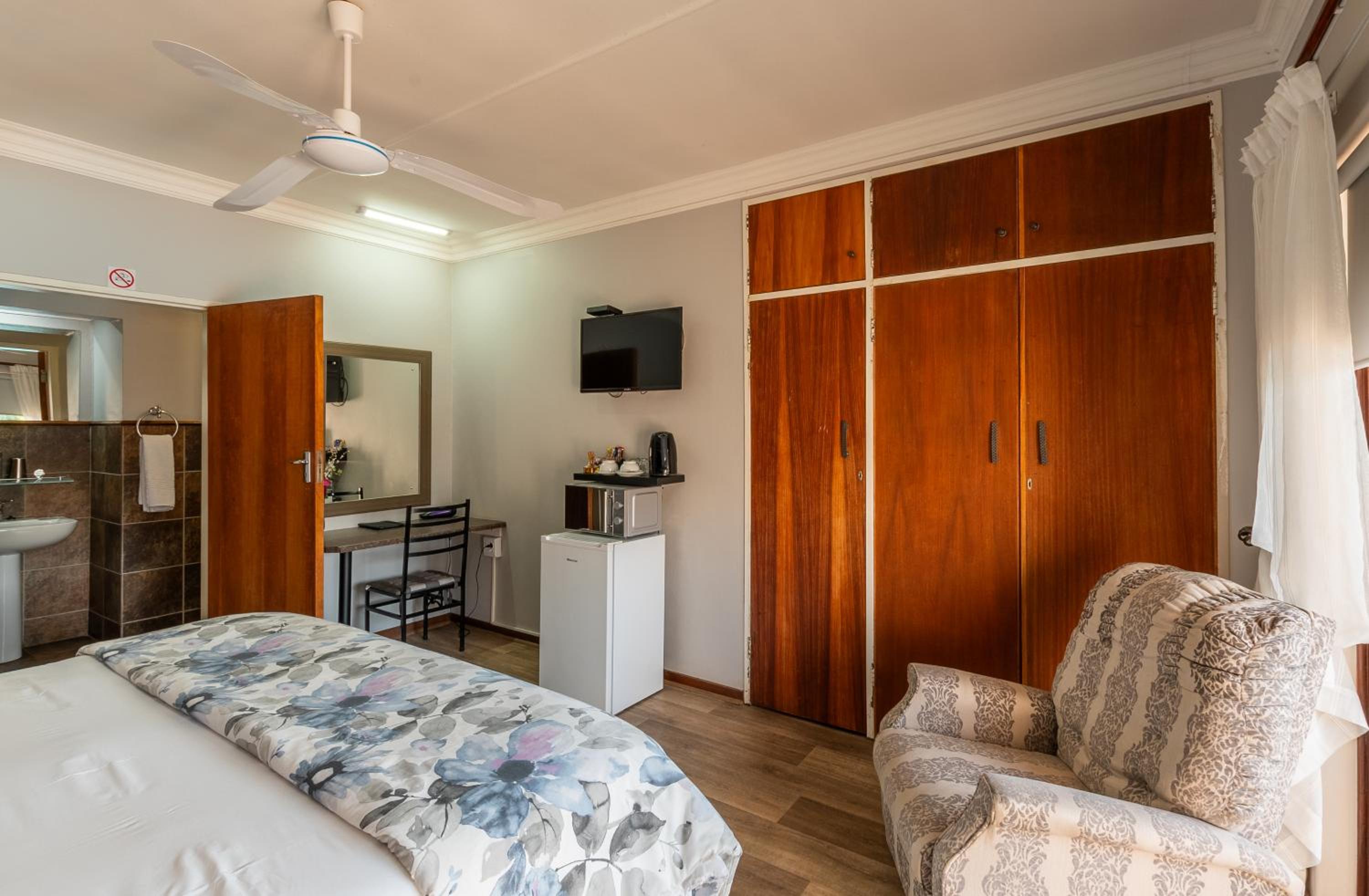 Budget Twin Room - Photo 3