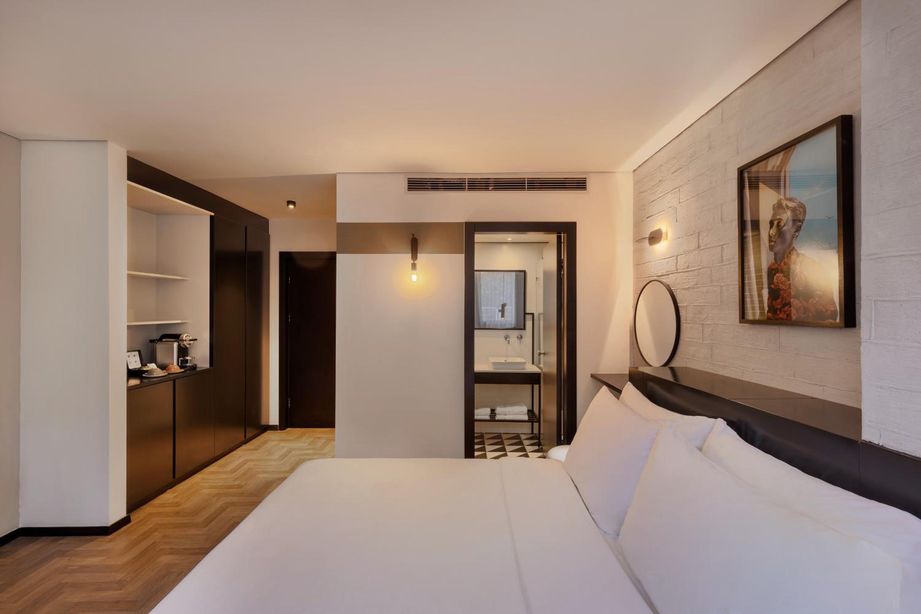 Deluxe Double Room - Photo 13