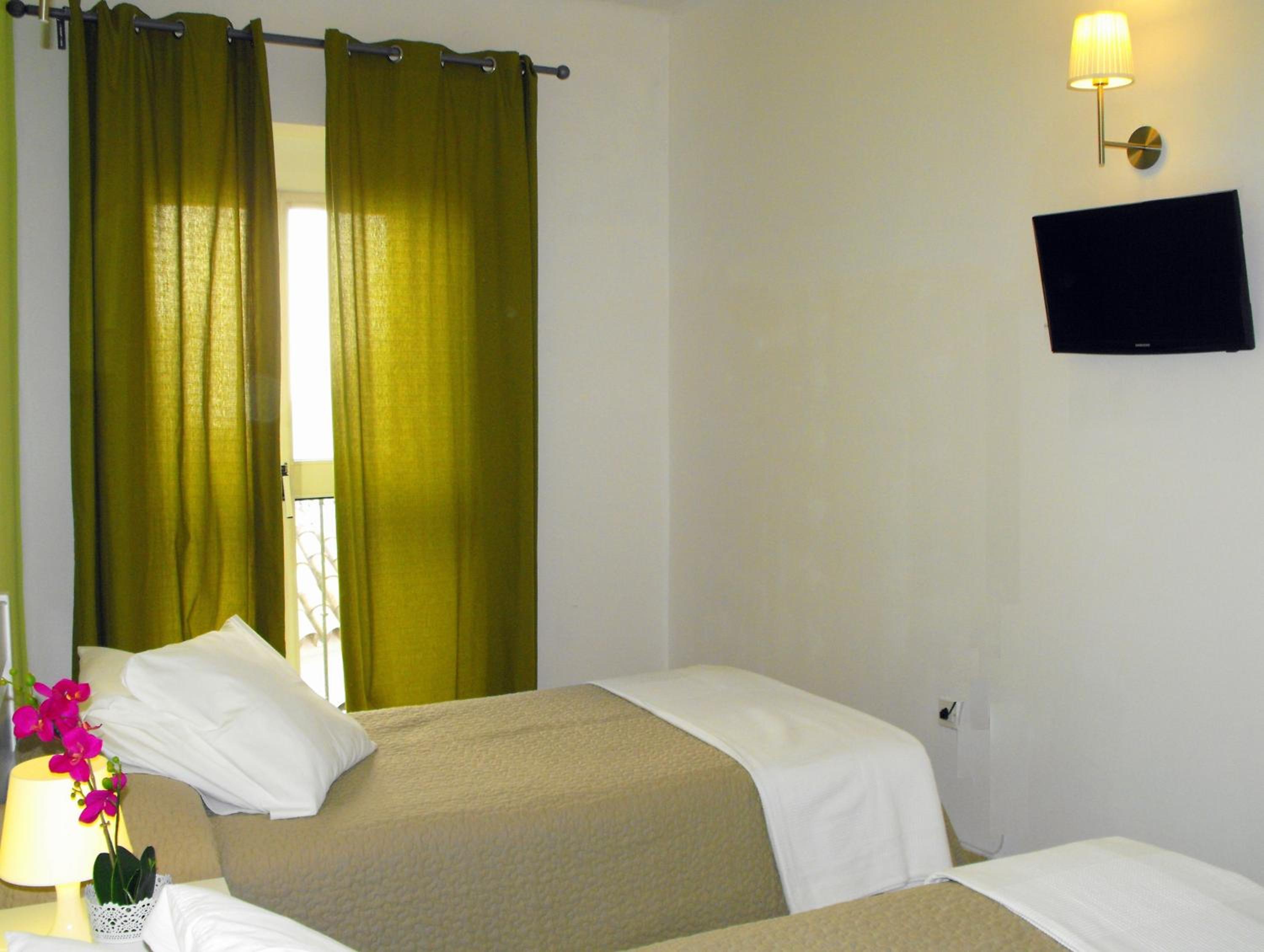 Twin Room - Photo 3