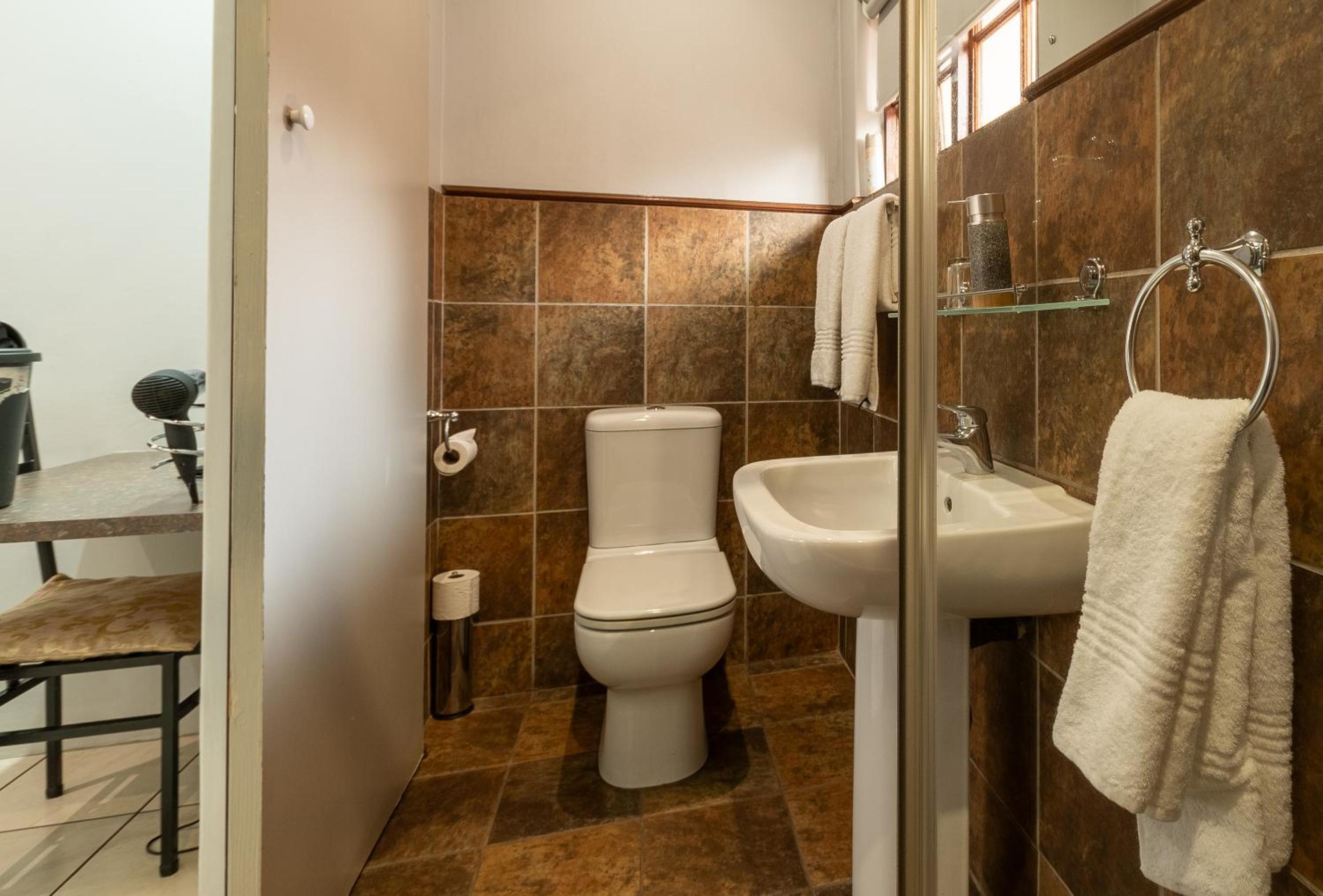 Budget Twin Room - Photo 12