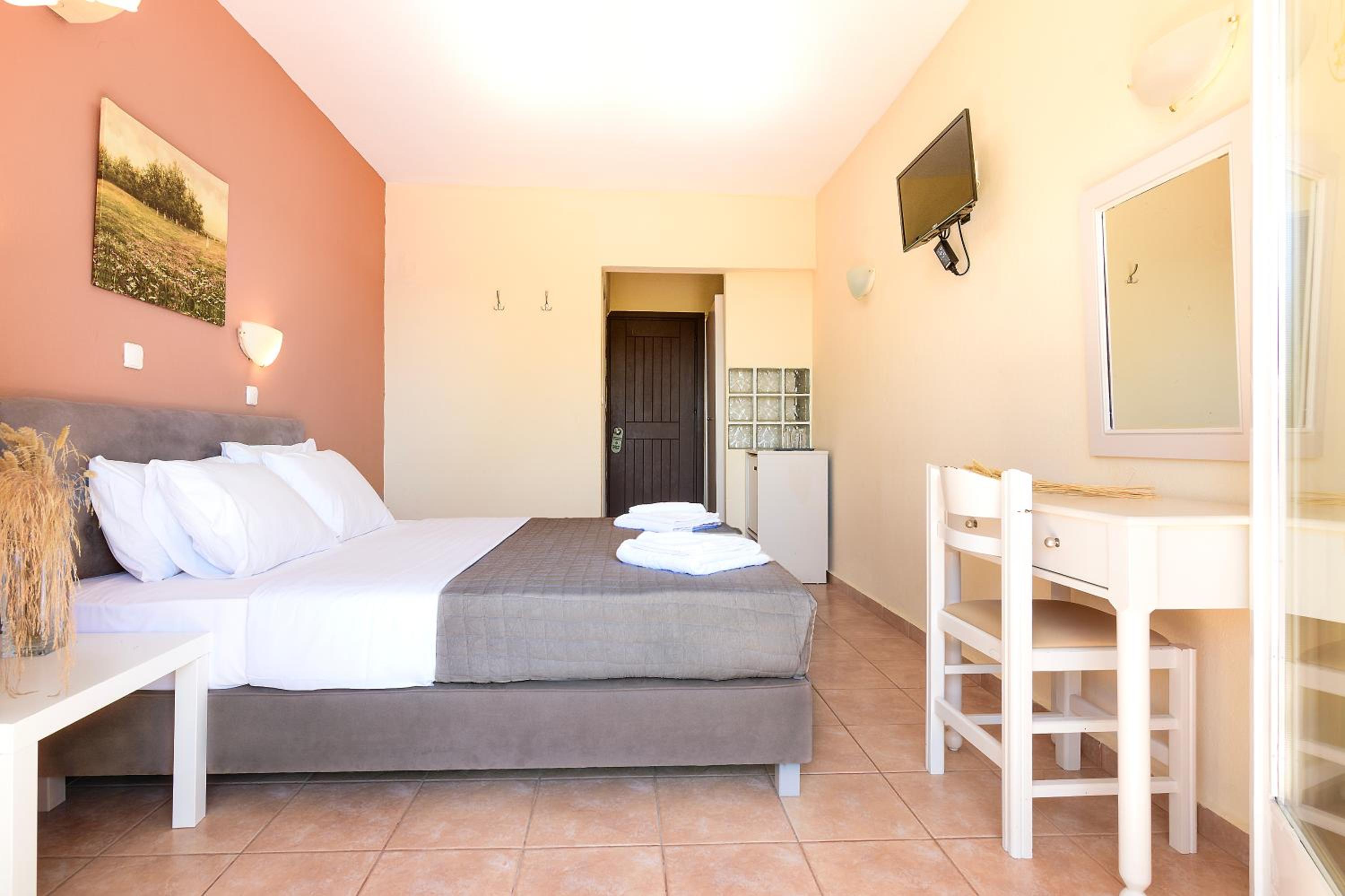 Classic Room with Garden View - Photo 3