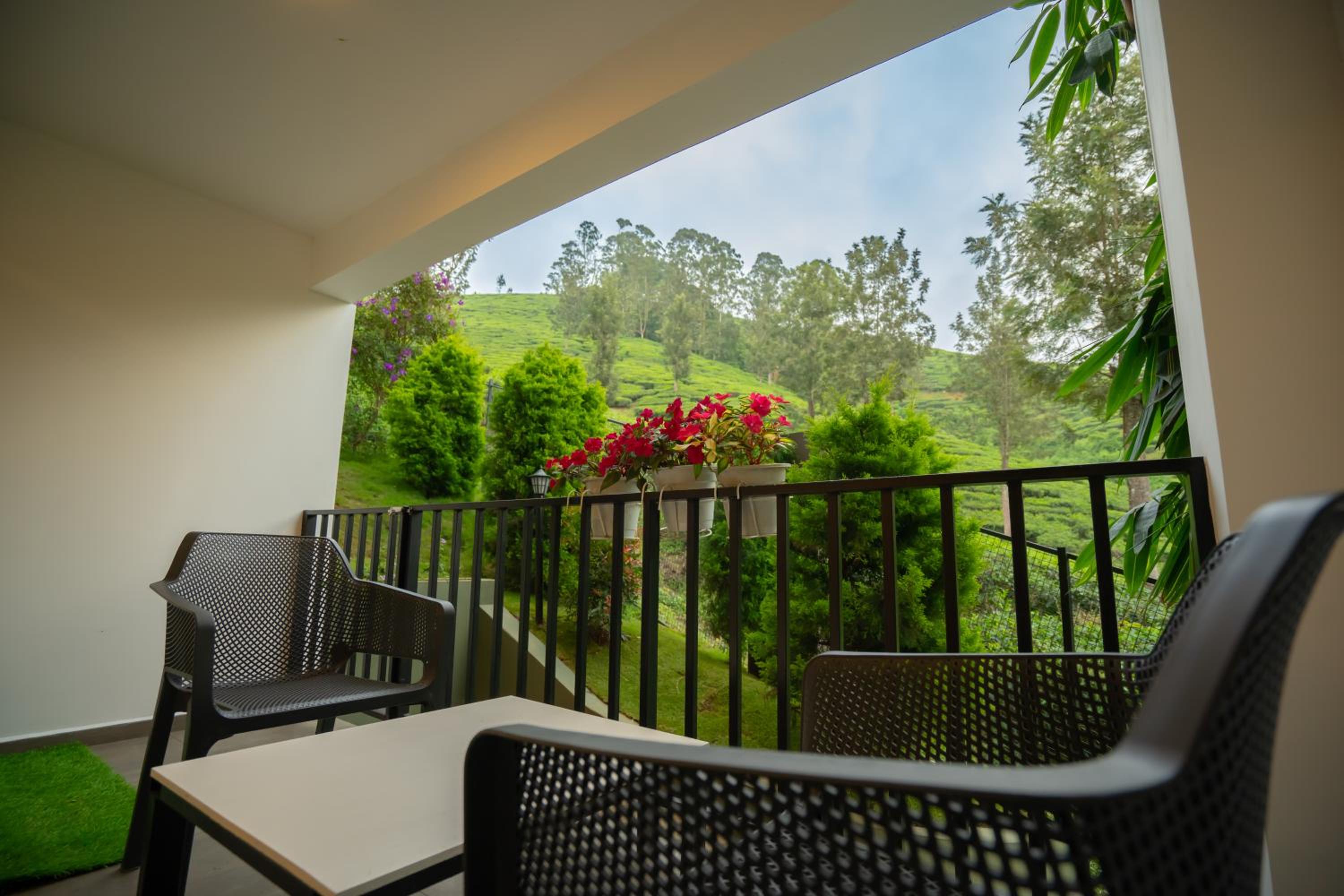 Mini Suite with Tea Plantation view photo 3