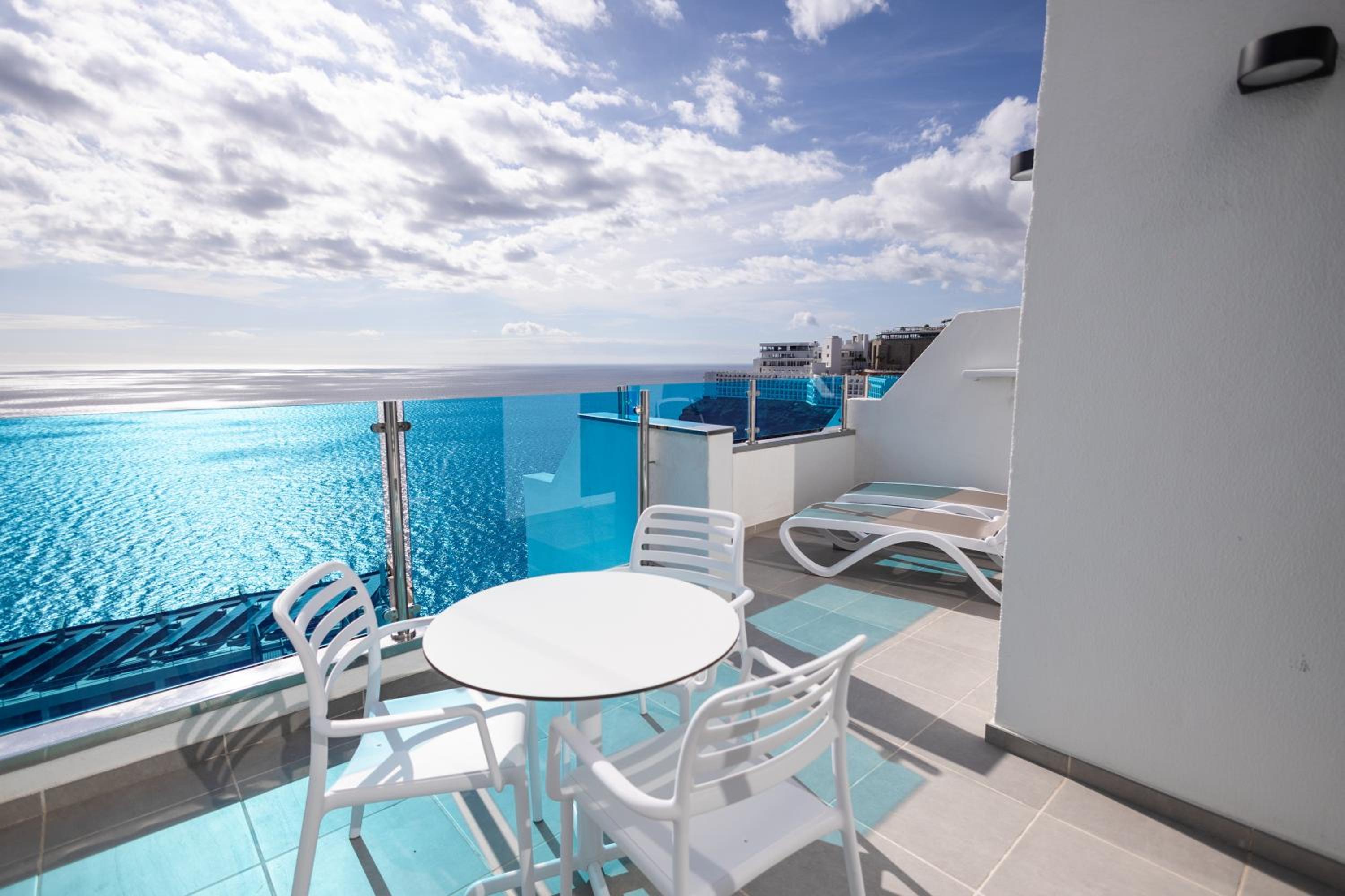 Family Suite Top Floor with Sea View ( 2 Adults + 2 Children)