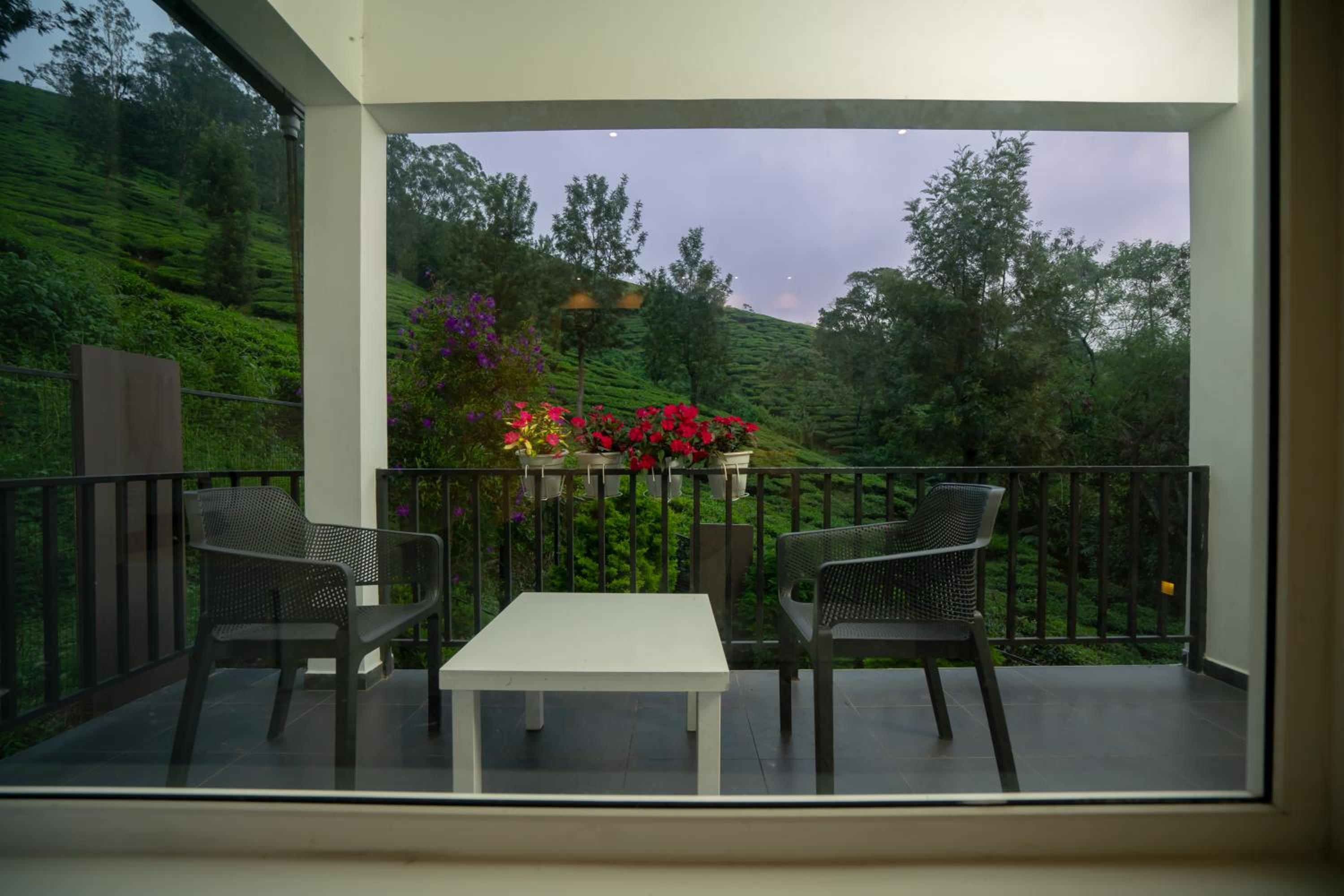 Superior Suite With Tea Plantation View photo 3