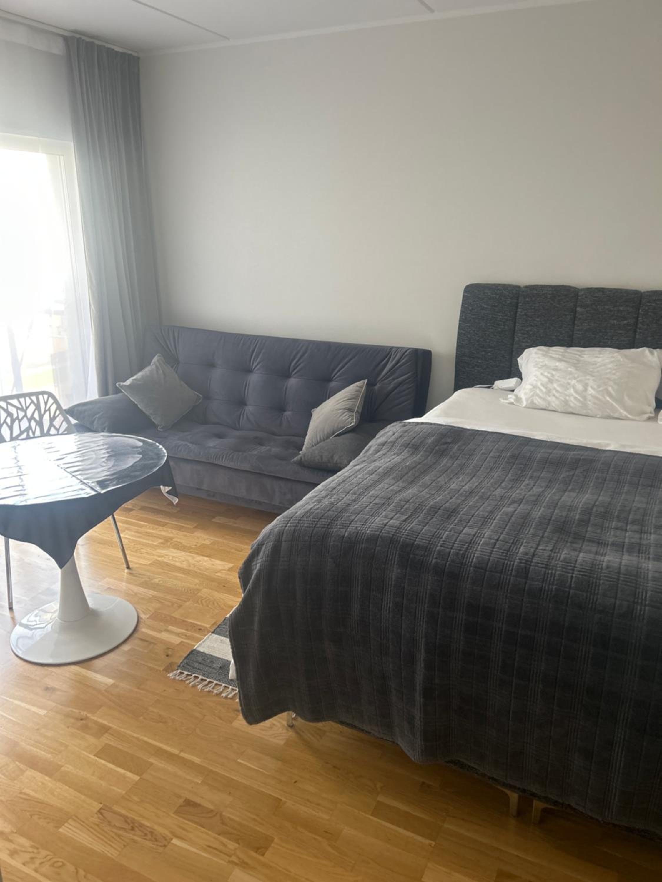 One-Bedroom Apartment - Photo 2