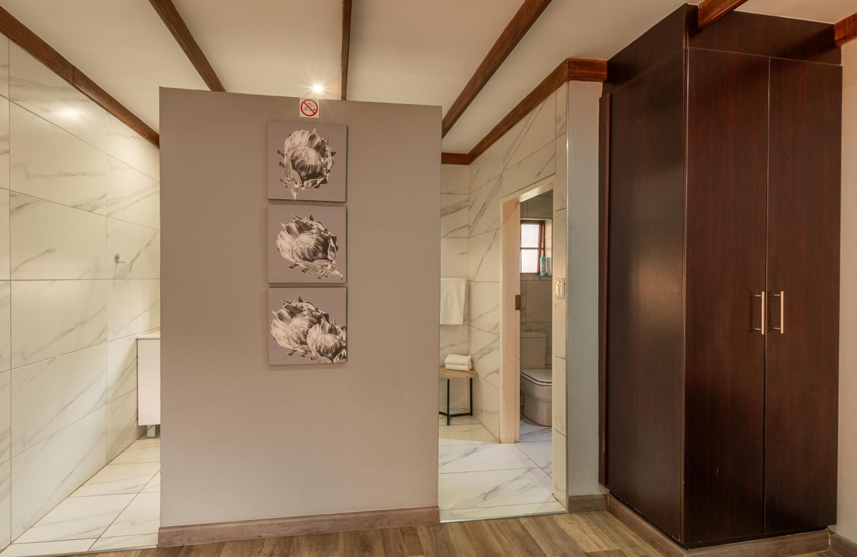 Double Room - Photo 5