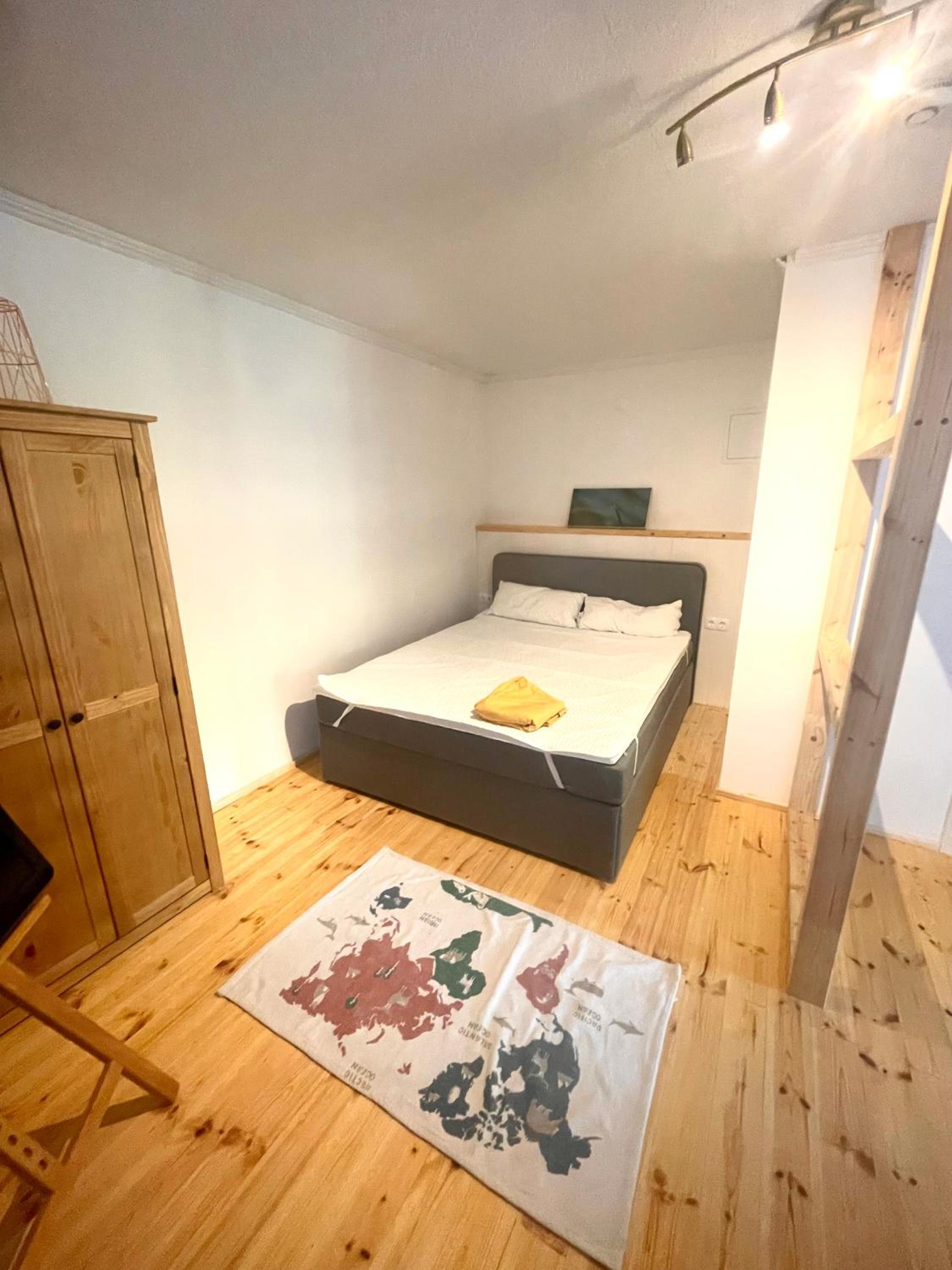 One-Bedroom Apartment photo 1