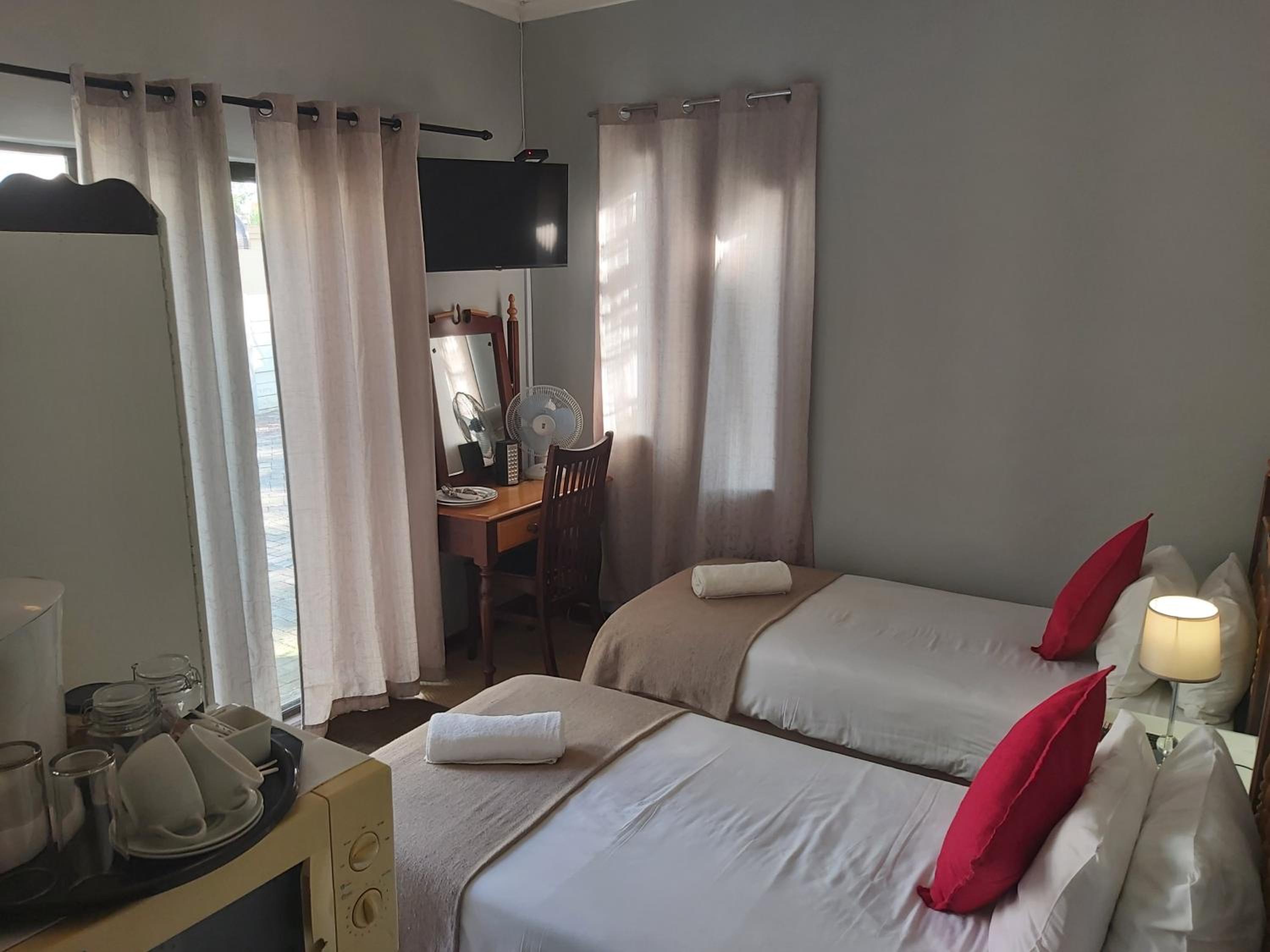 Double or Twin Room with Private Bathroom photo 3
