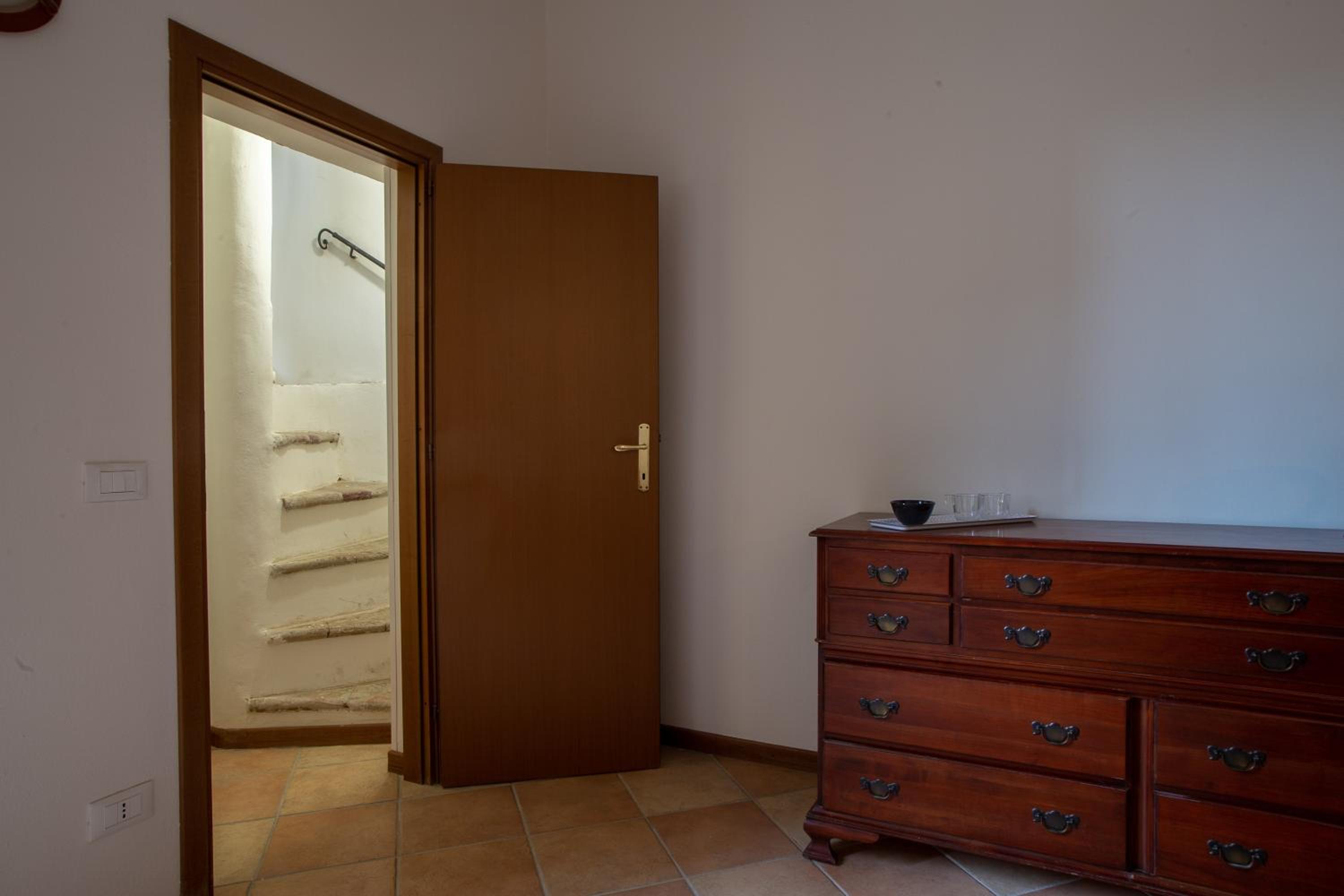Deluxe King Room - Photo 9