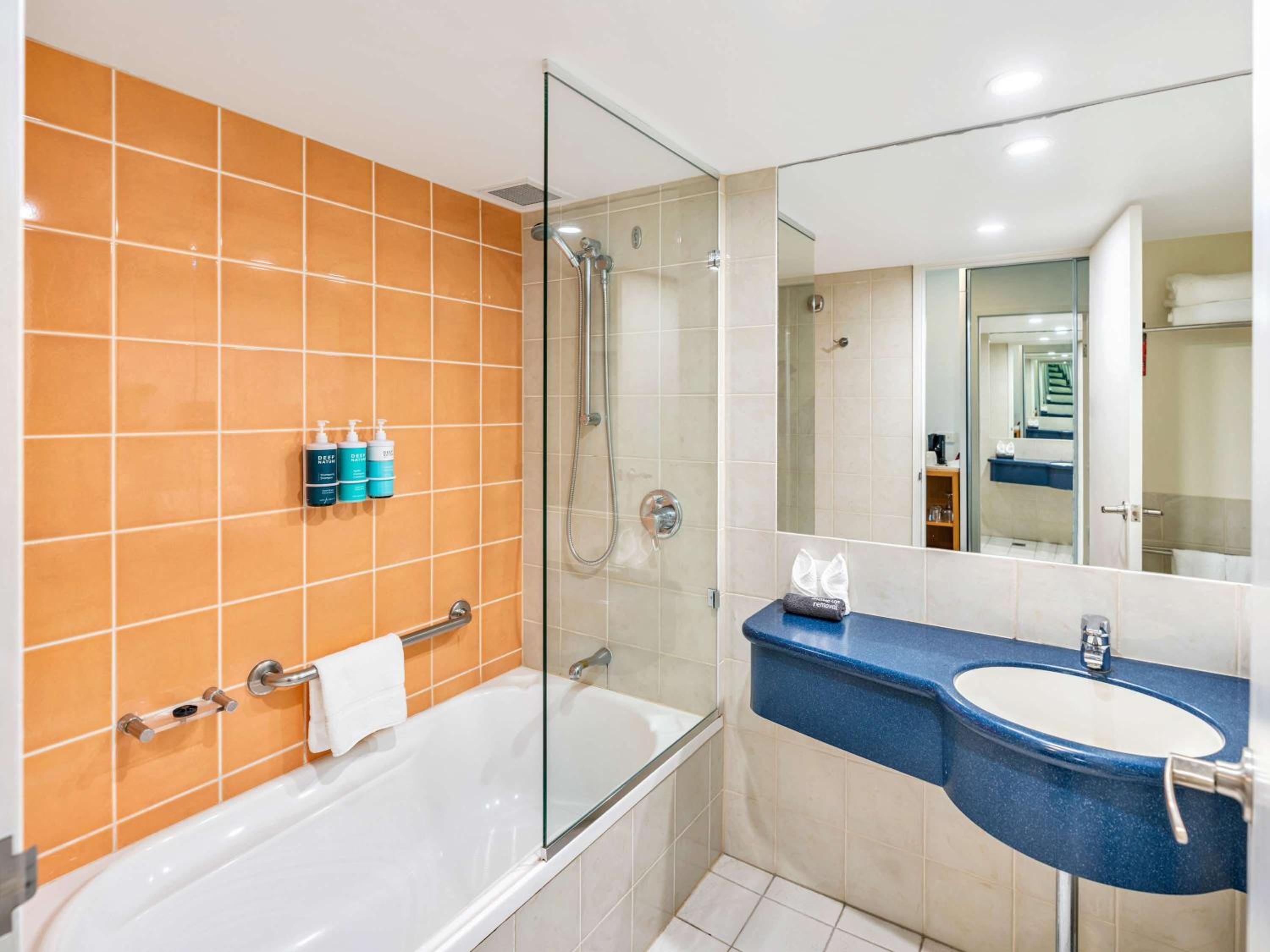 Standard King Room with Pool View thumbnail 6