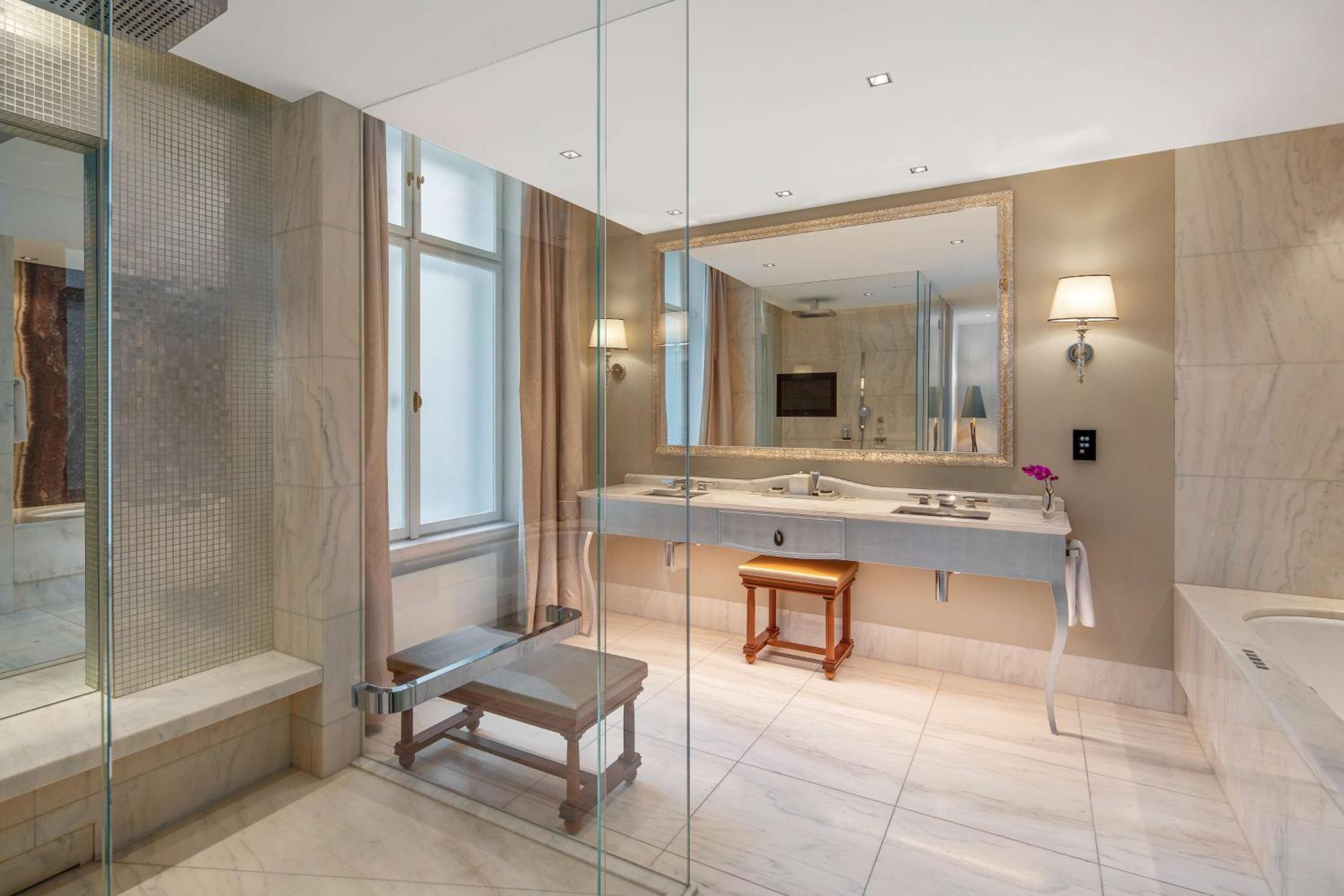 Ambassador Suite photo 2