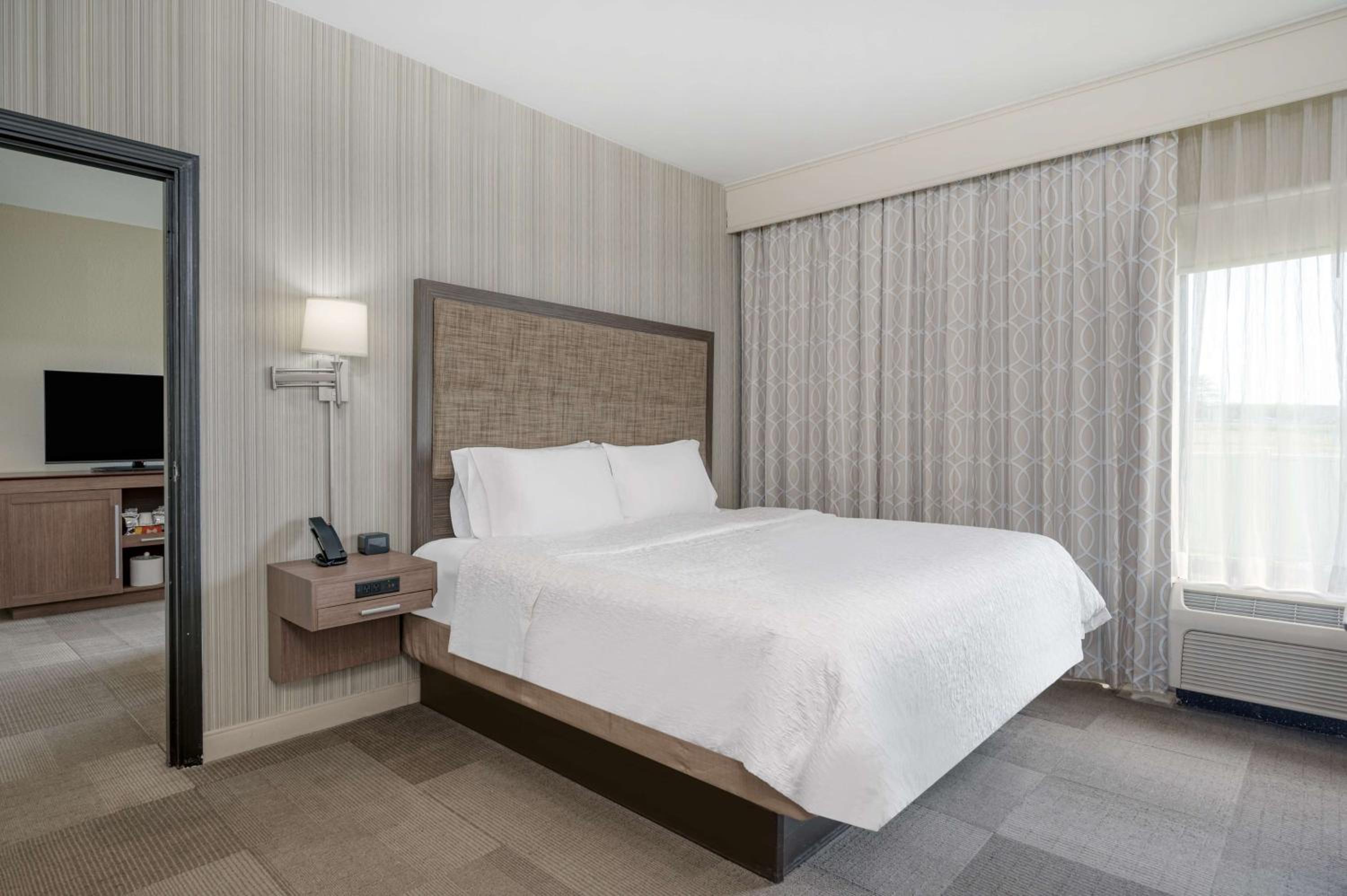 Deluxe King Room - Non-Smoking - Photo 2