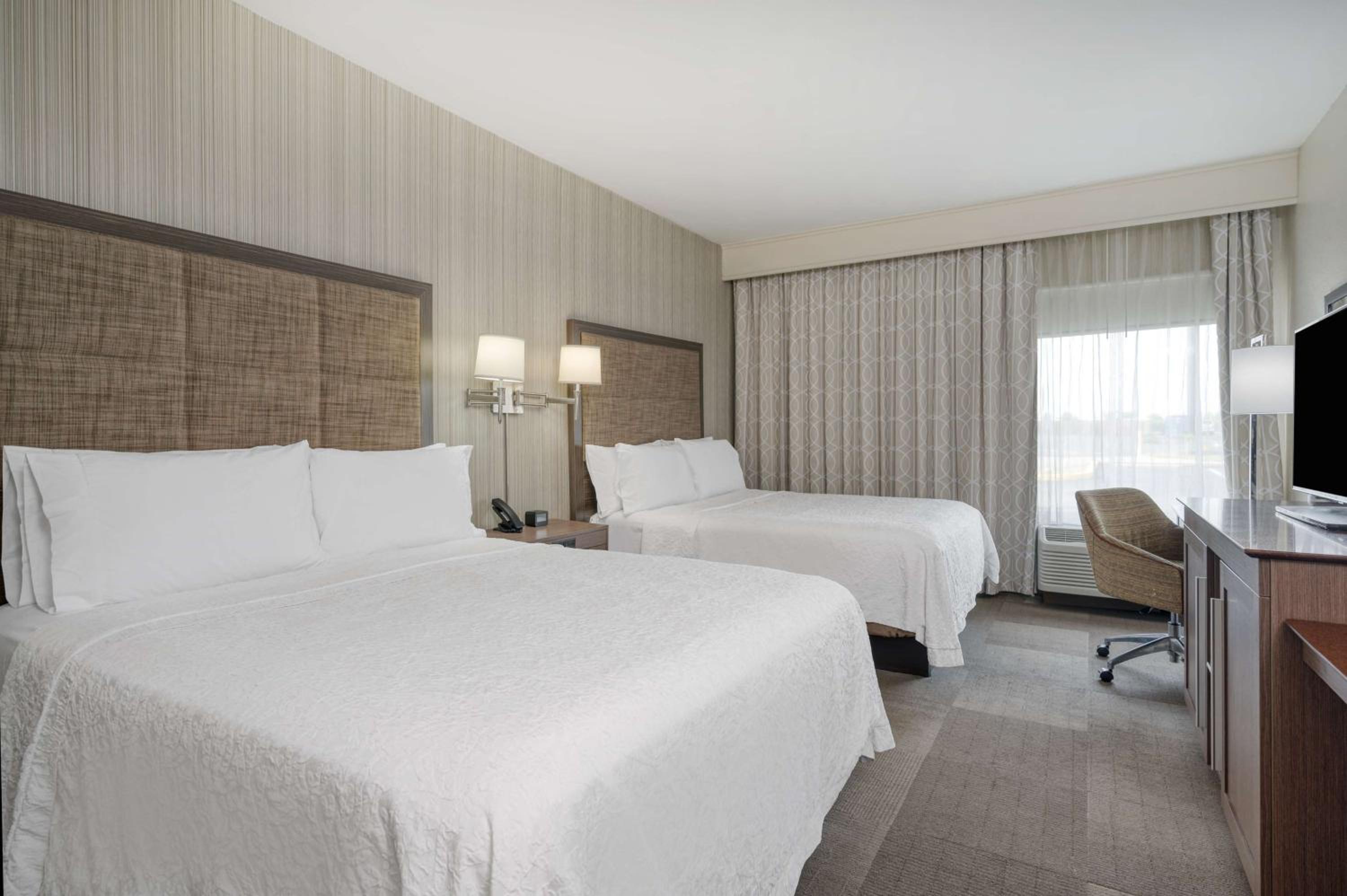 Room with Two Queen Beds - Non-Smoking - Photo 3