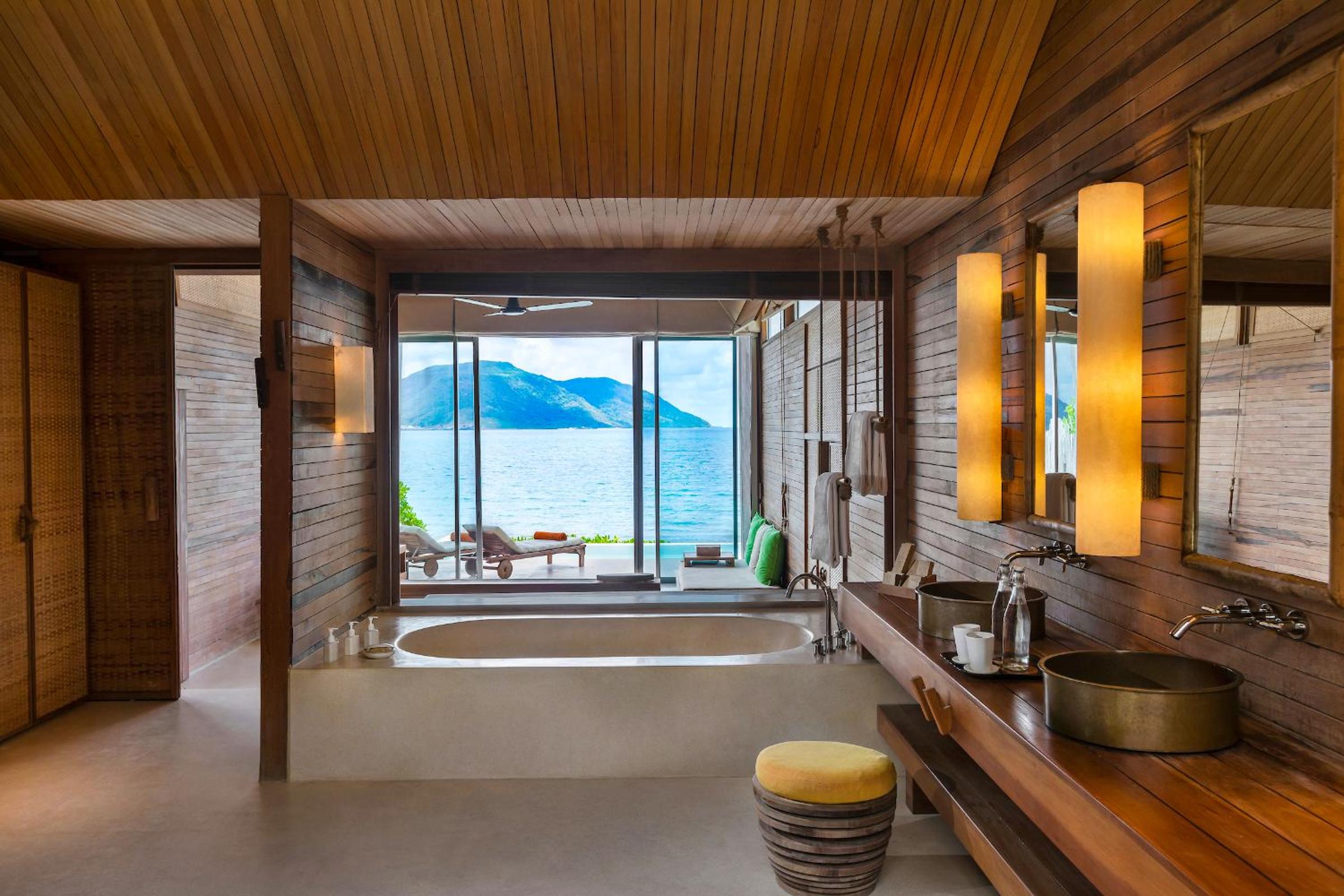 Beachfront Deluxe Pool Villa photo 2