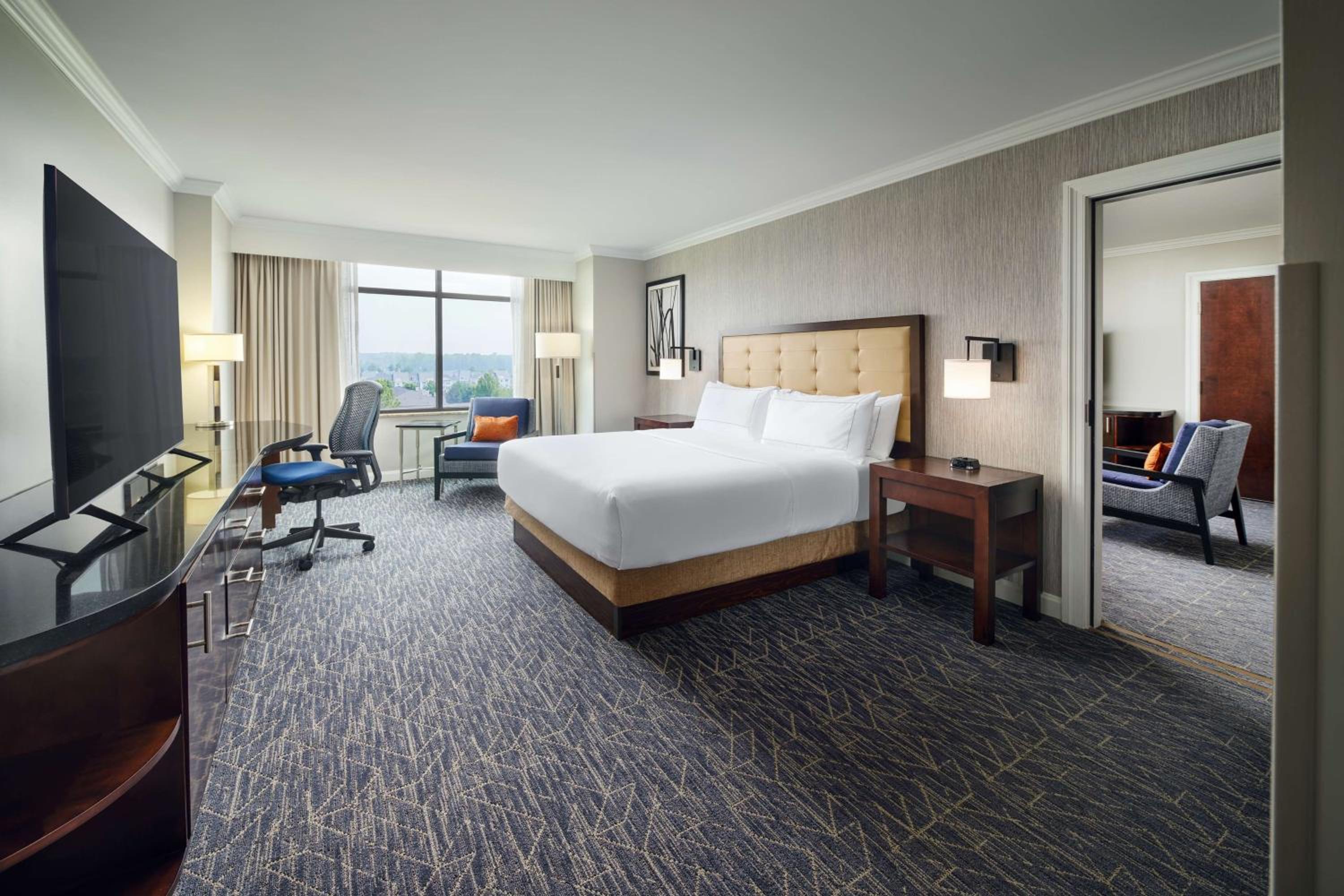 Junior King Suite - Non-Smoking photo 2