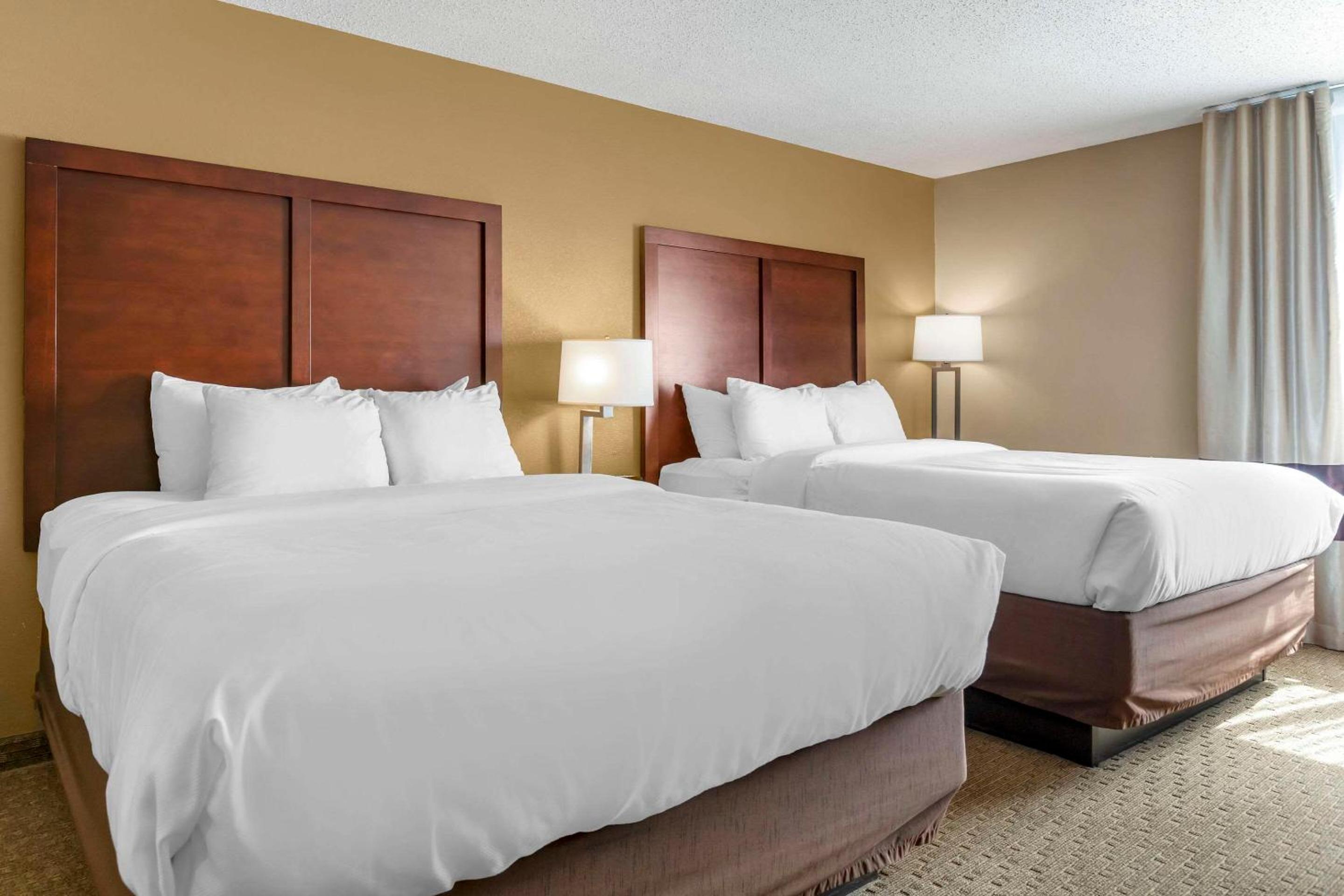 Queen Room with Two Queen Beds - Non-Smoking - Photo 1