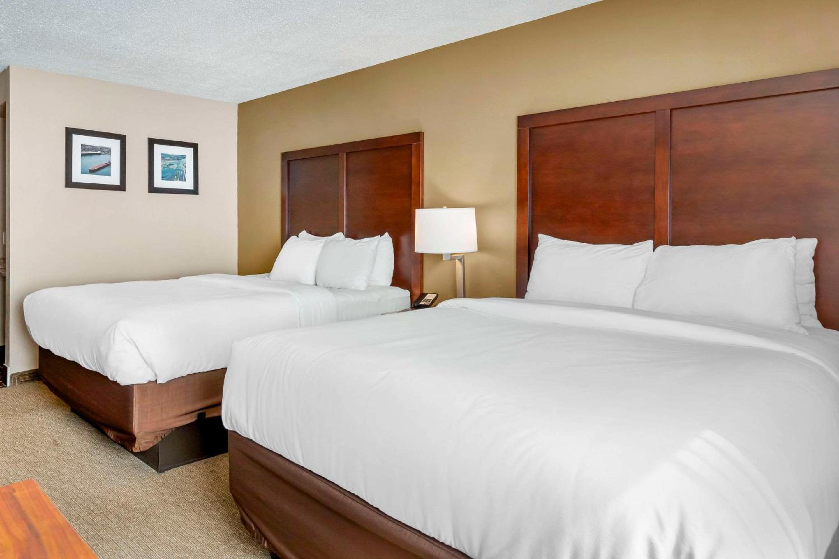 Queen Room with Two Queen Beds - Non-Smoking - Photo 2