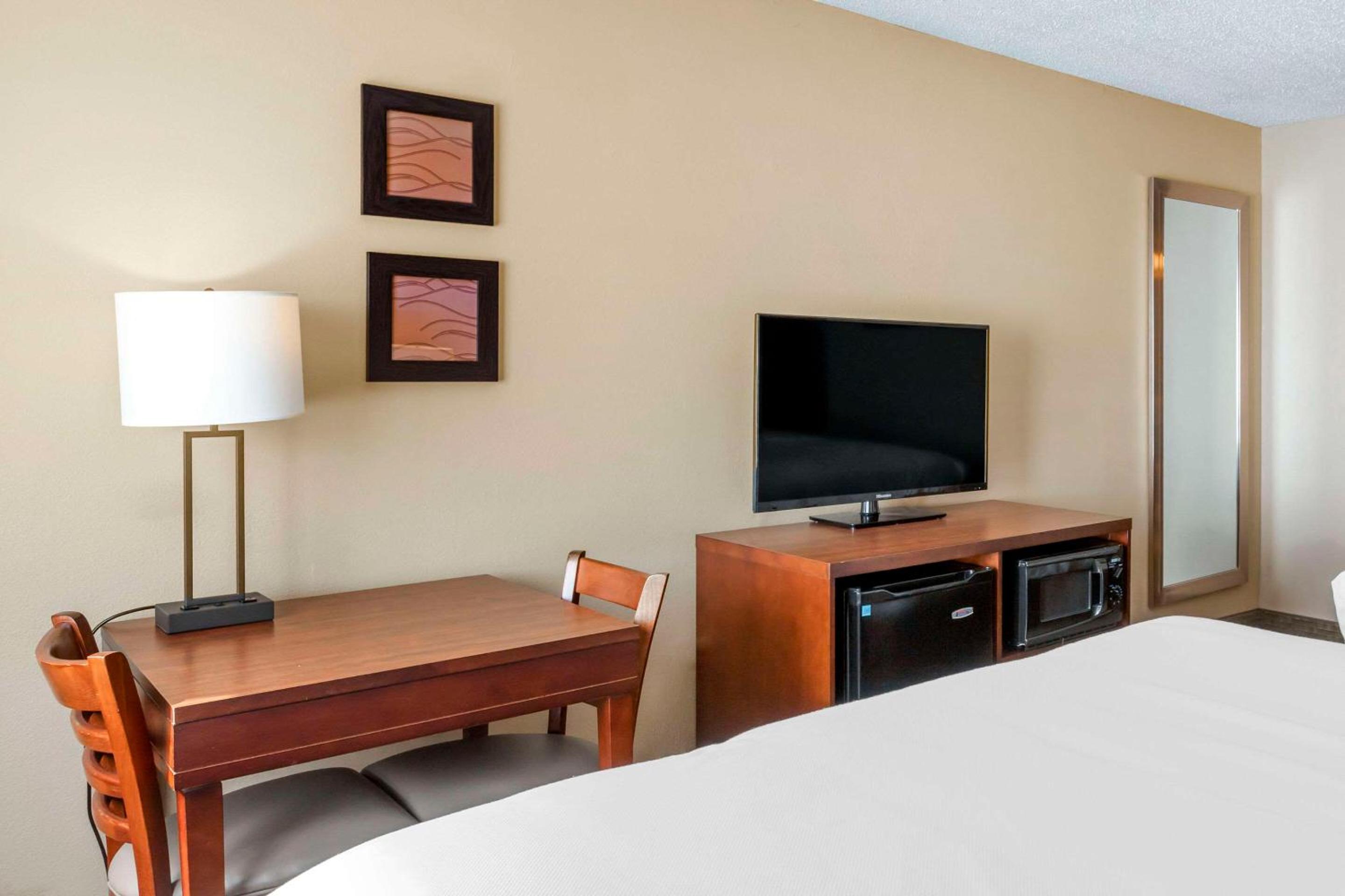 Queen Room with Two Queen Beds - Non-Smoking - Photo 3