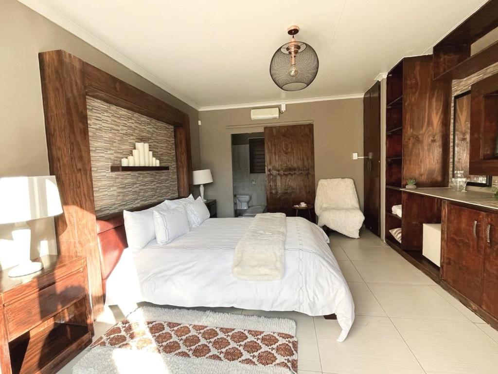 Queen Room With Pool View