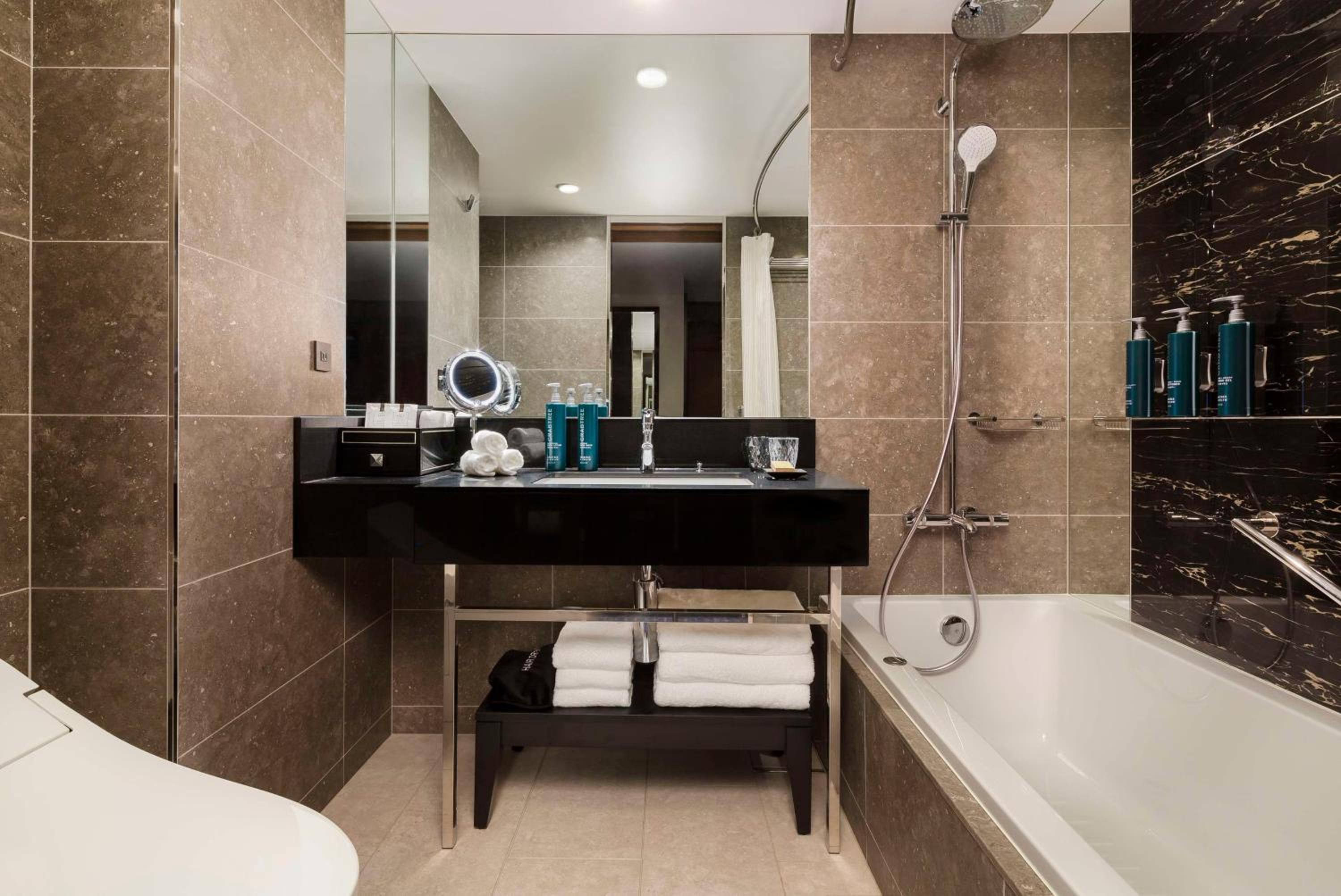Deluxe King Room - Photo 6