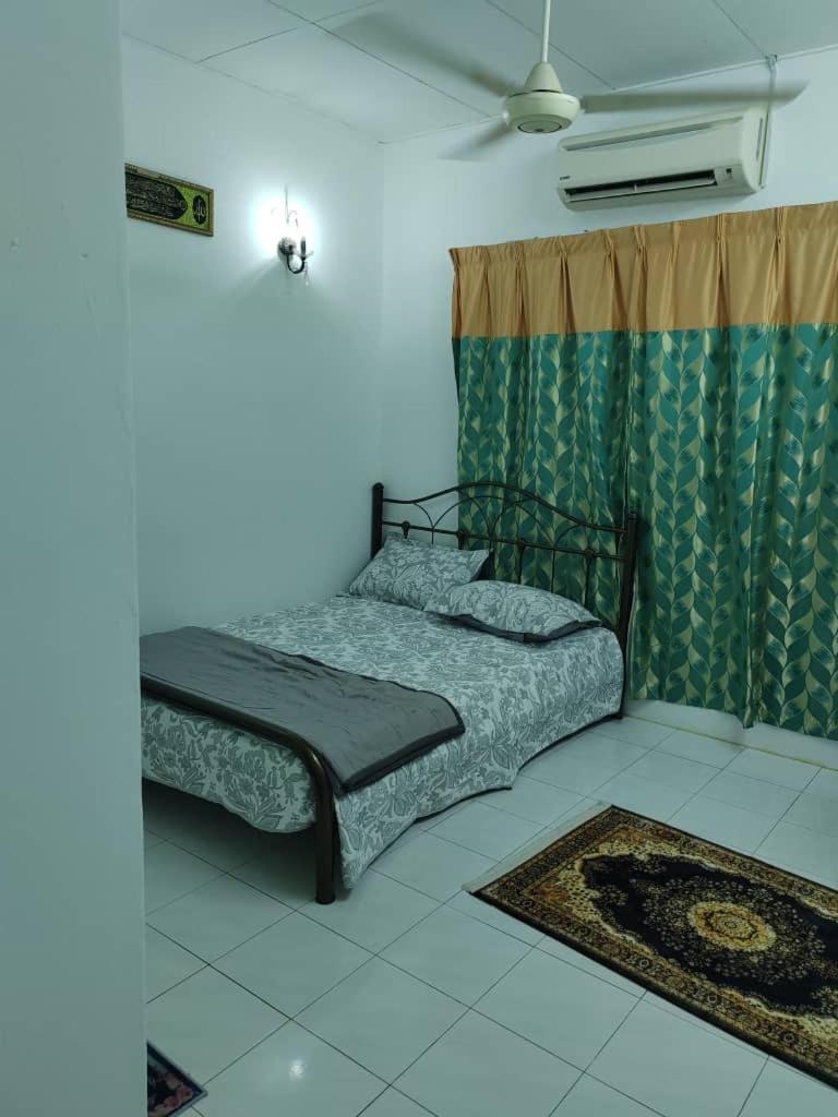 Three-Bedroom House photo 2