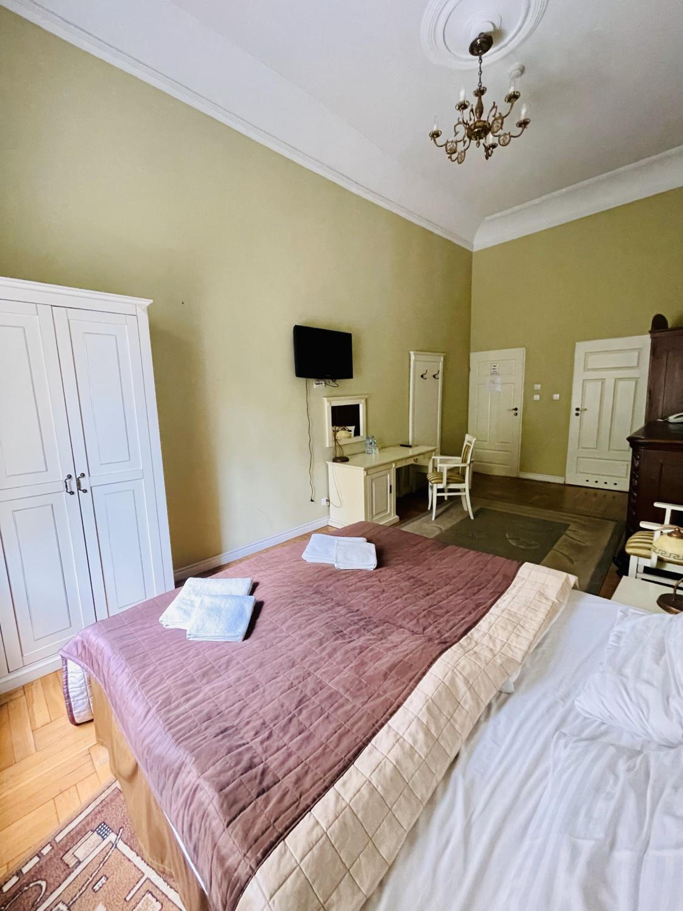 Deluxe King Room - Photo 5