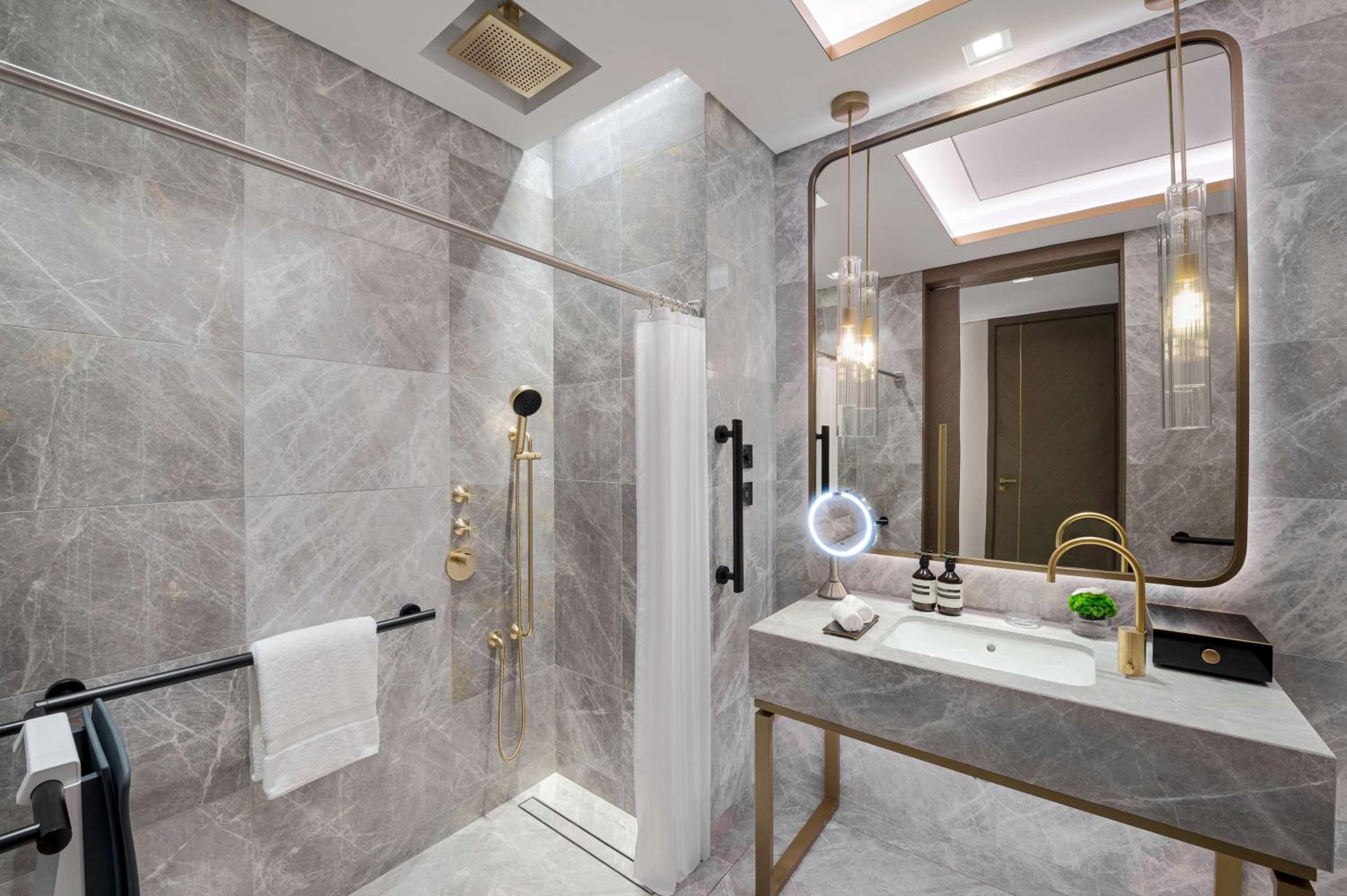 Deluxe King Room - Mobility Accessible - Photo 2