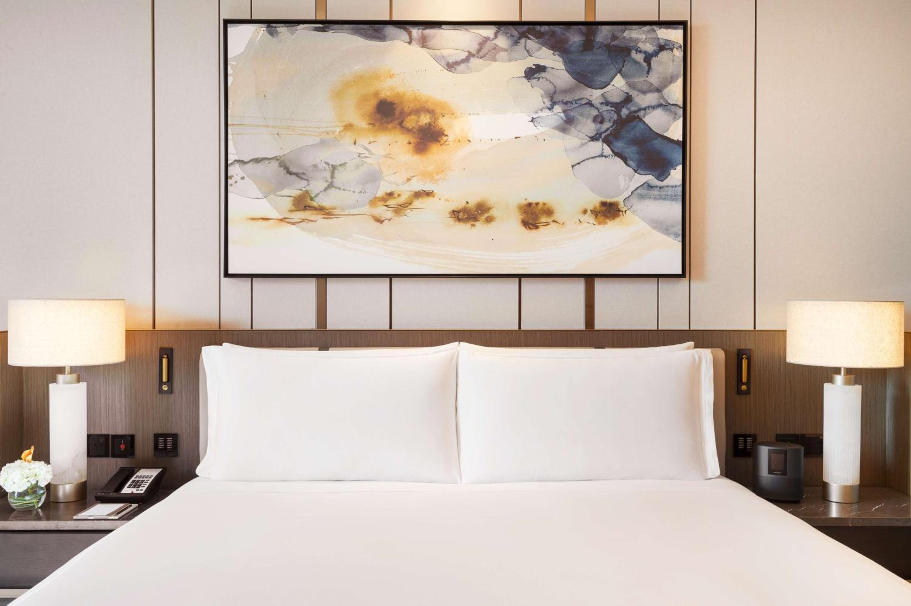 Deluxe King Room - Mobility Accessible - Photo 3