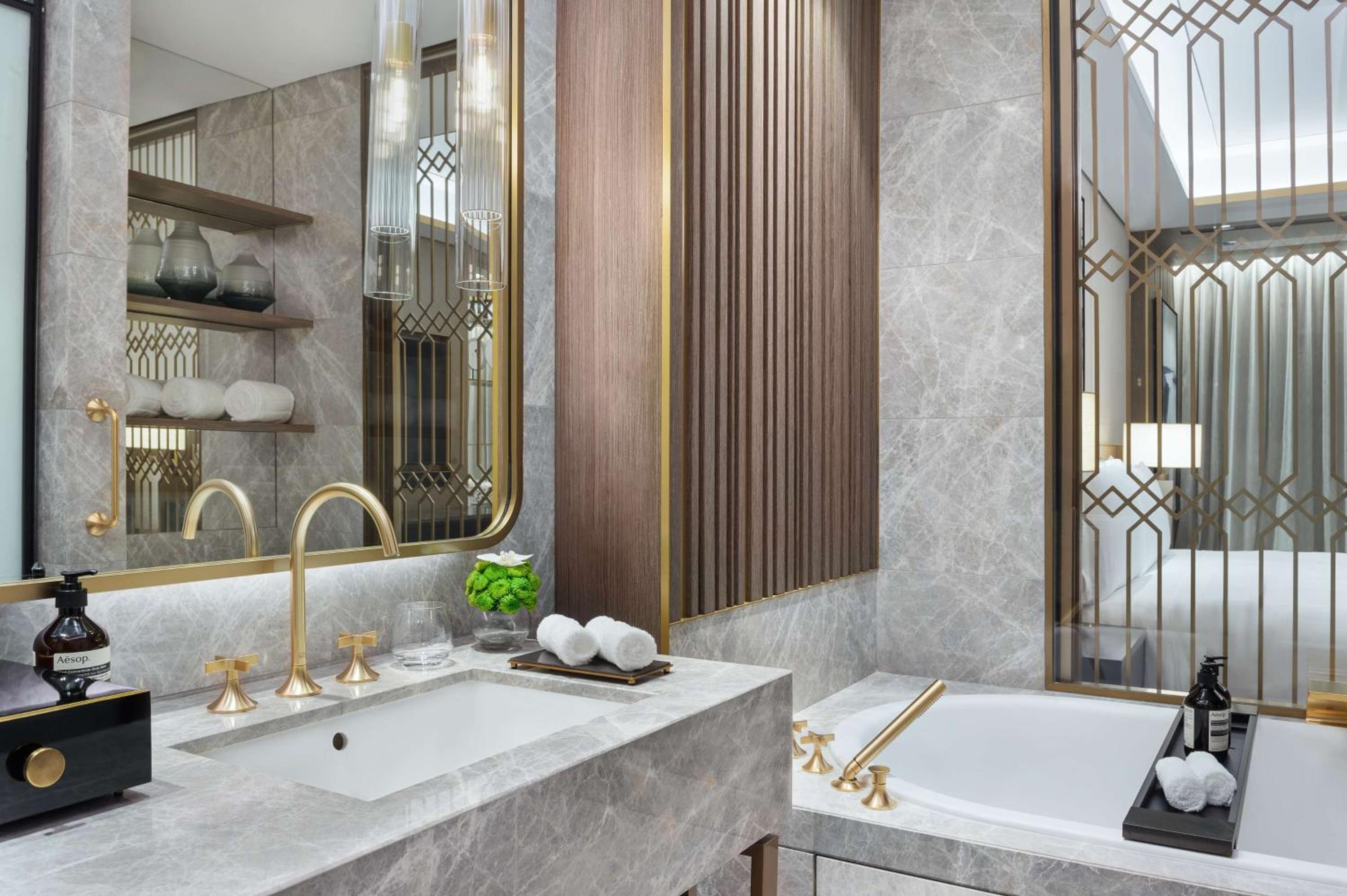 Deluxe King Room - Photo 16