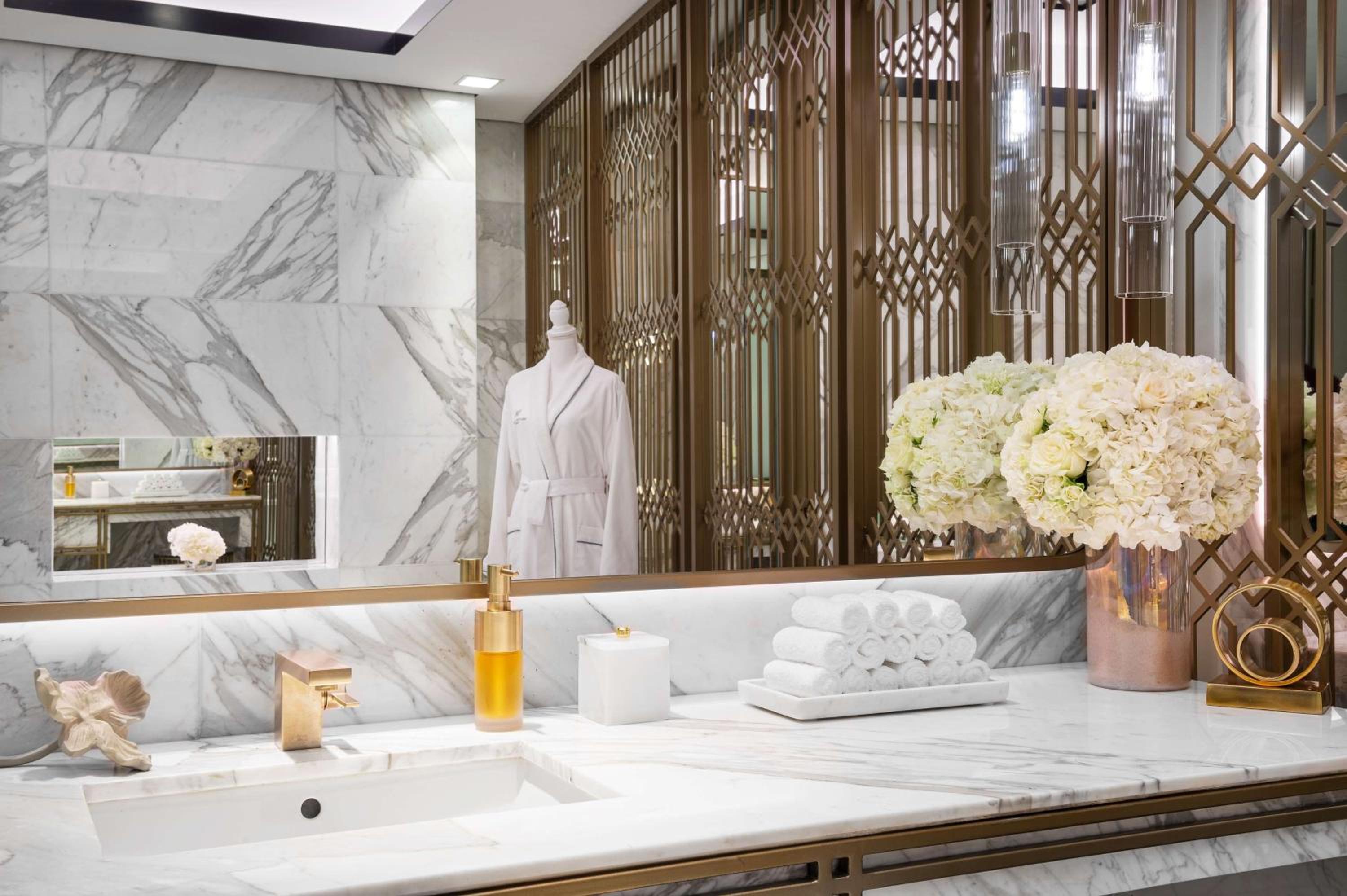 Deluxe King Room - Photo 18