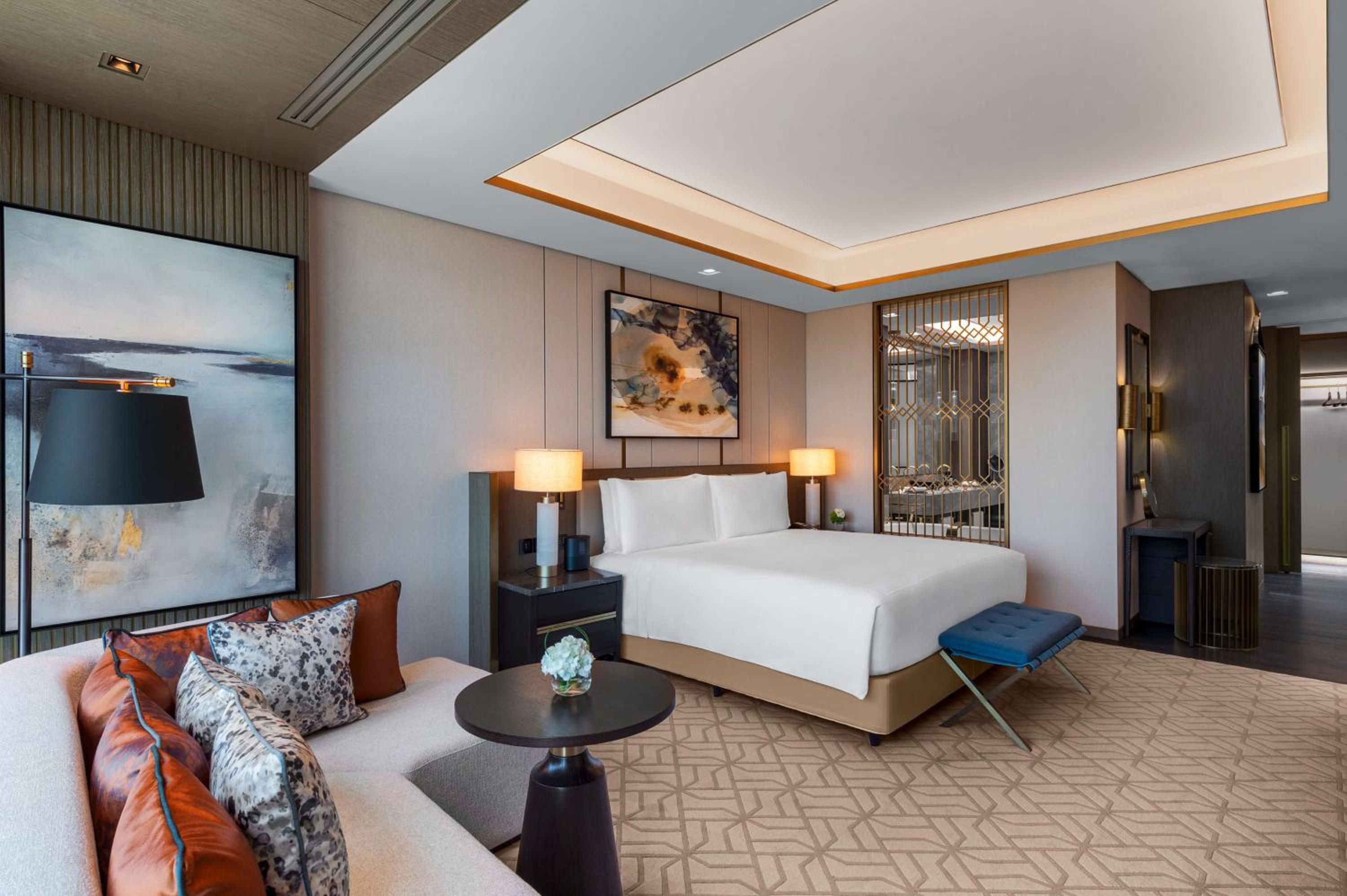 Deluxe King Room - Mobility Accessible - Photo 4