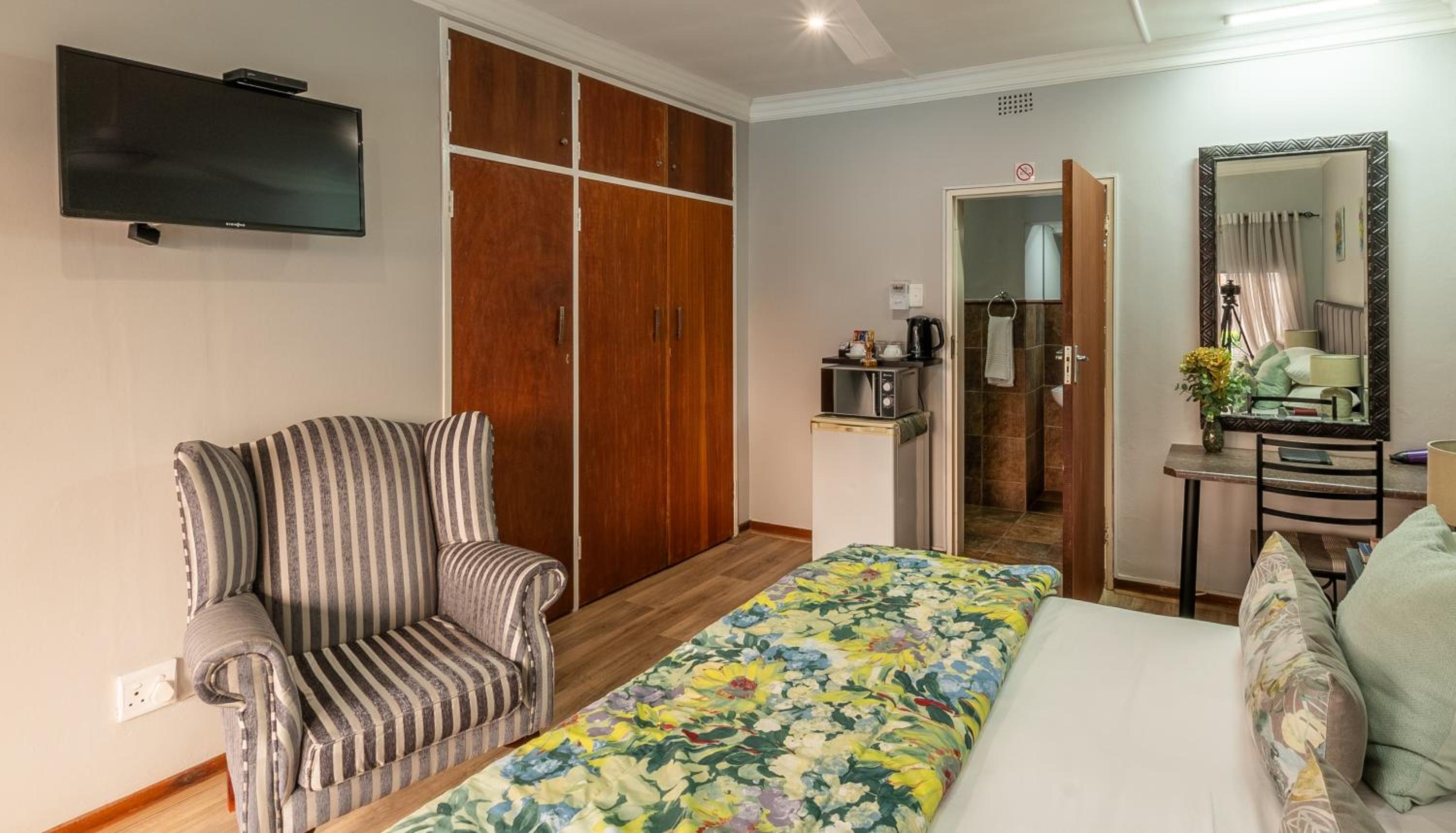 Budget Twin Room - Photo 14