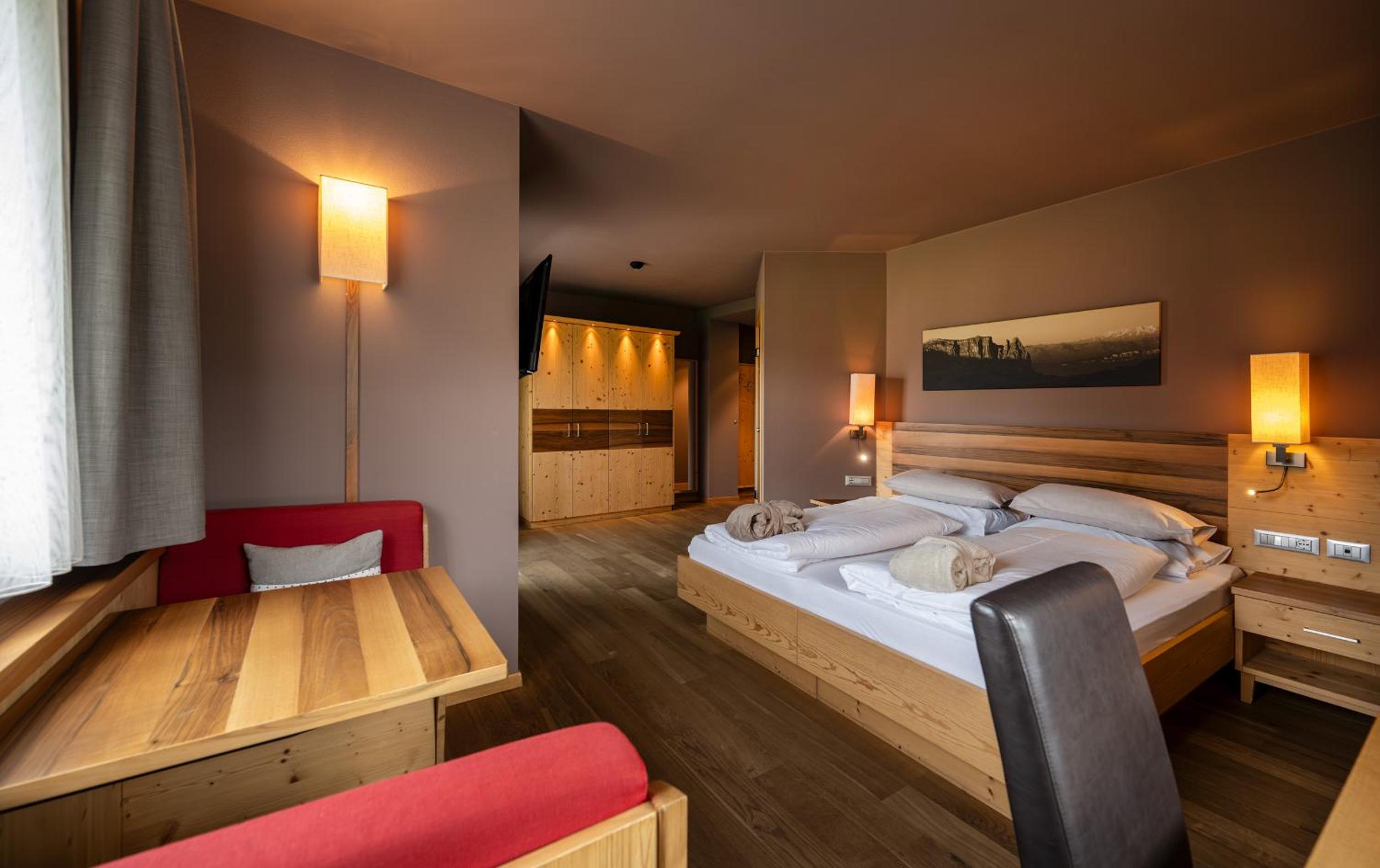 Classic Double Room with Balcony - Photo 3