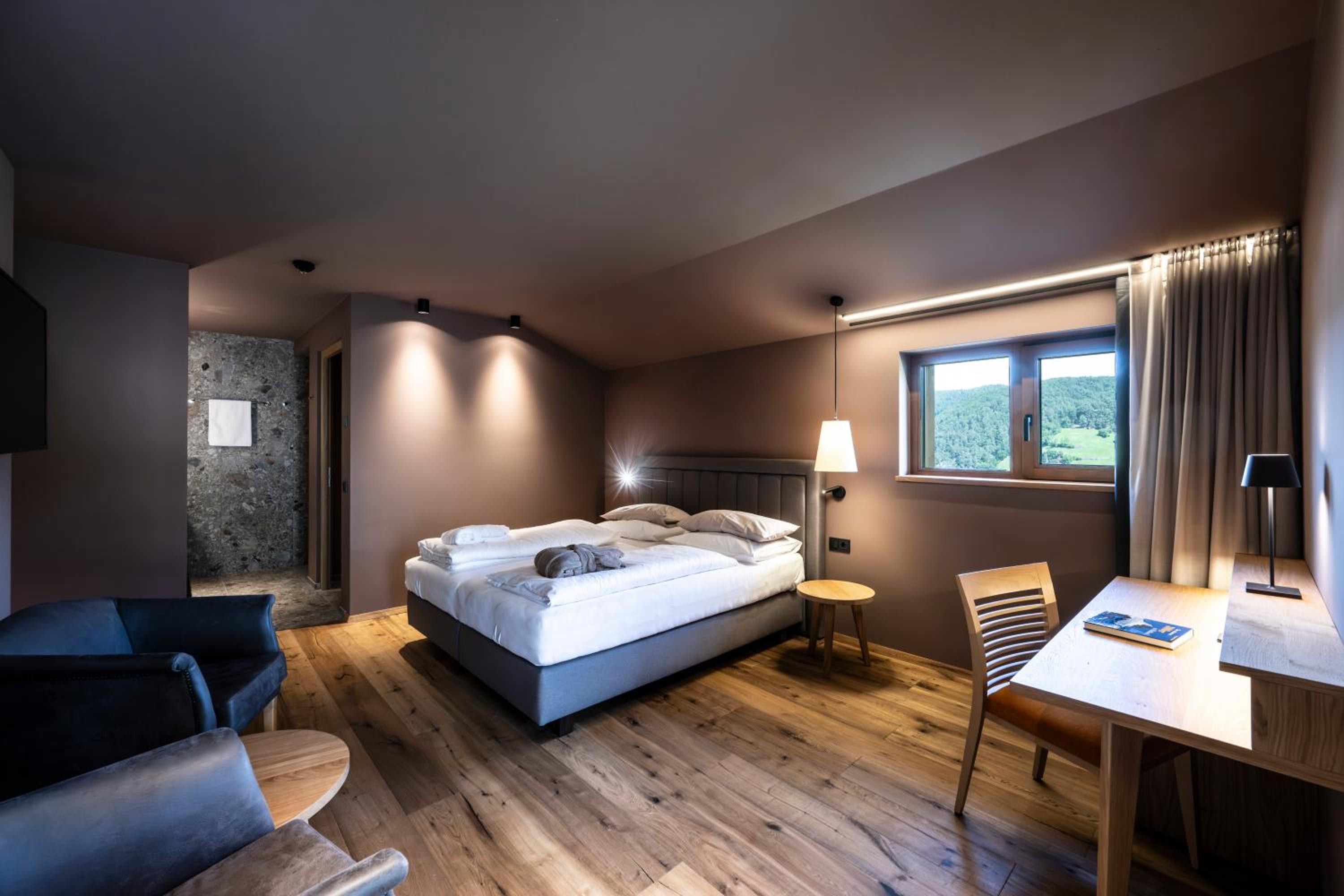Classic Double Room with Balcony - Photo 5