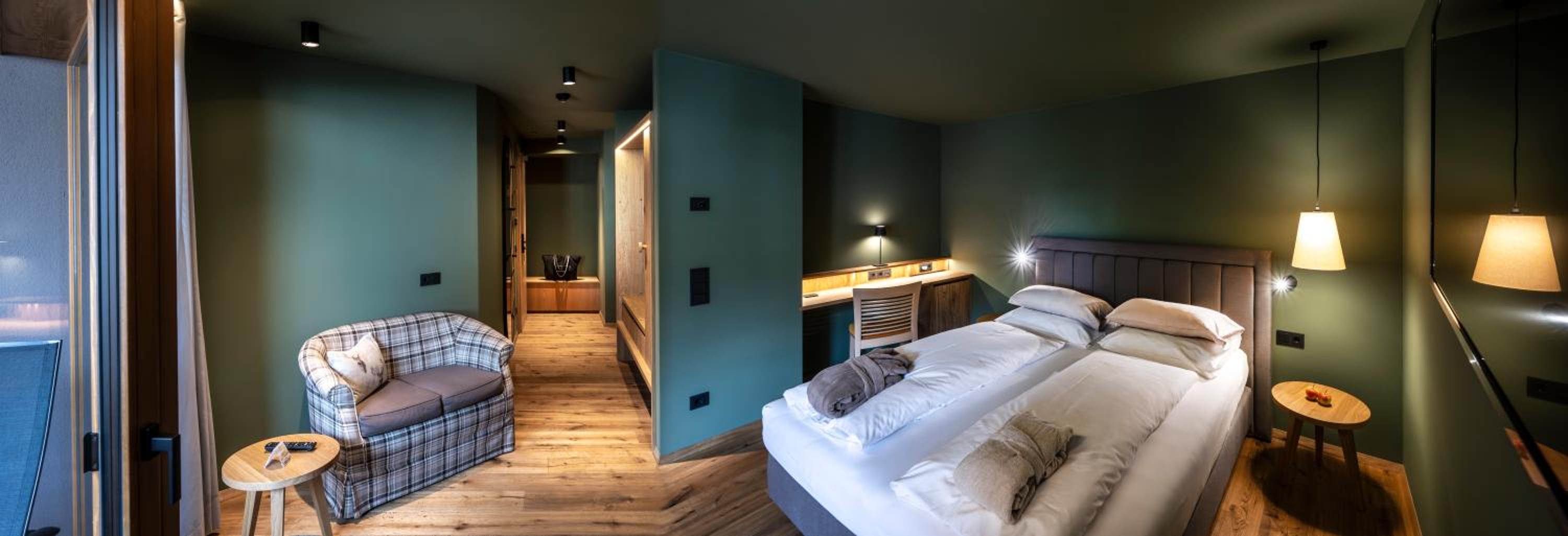 Classic Double Room with Balcony - Photo 4