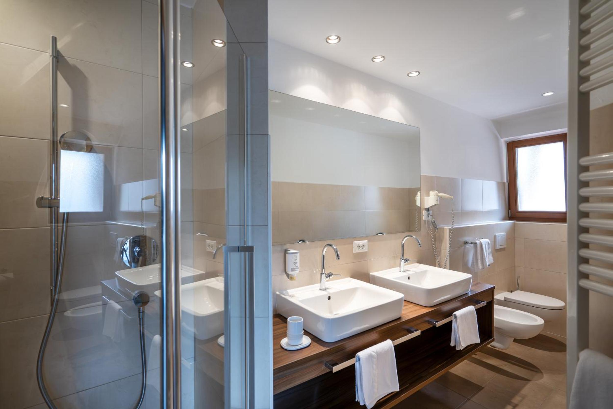 Classic Double Room with Balcony - Photo 6