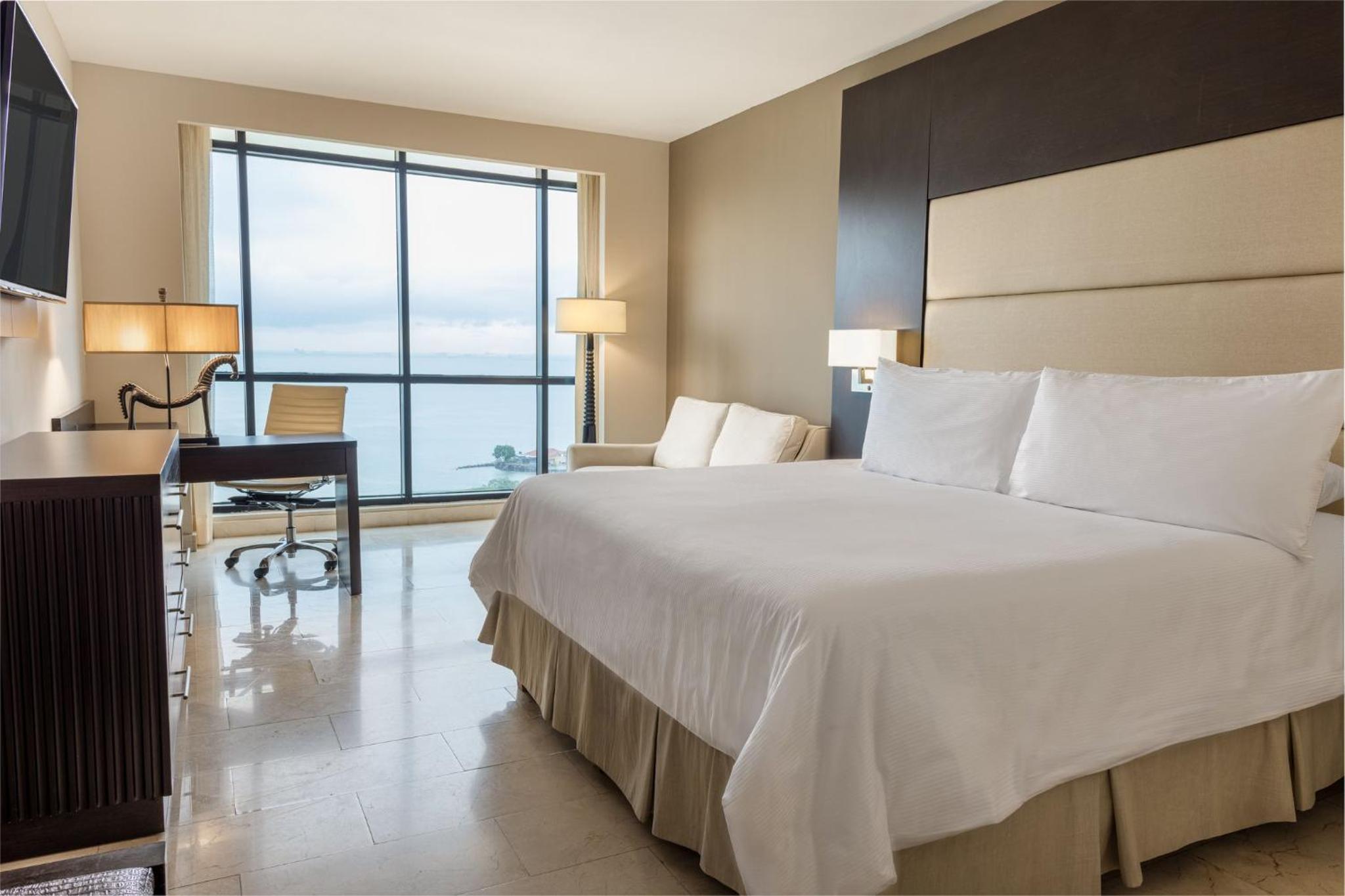 Premium King Room with Ocean View - High Floor/Club Lounge/Accessible - Photo 5