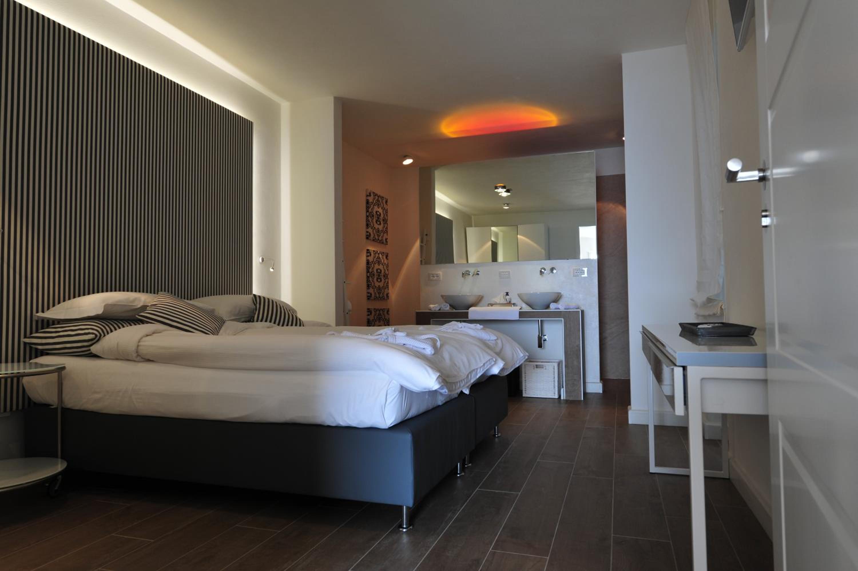 Suite with Lake View 11