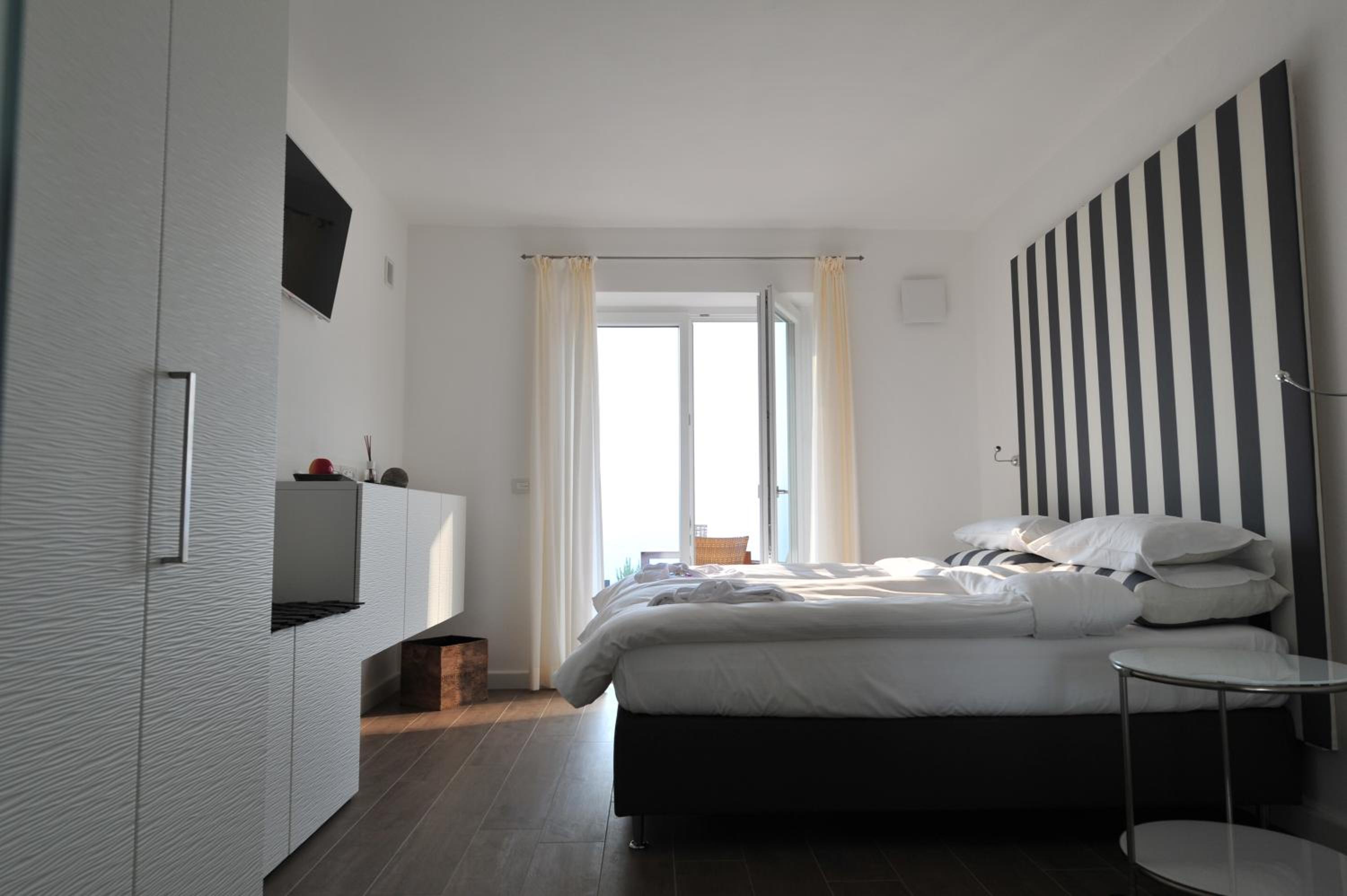 Suite with Lake View 14