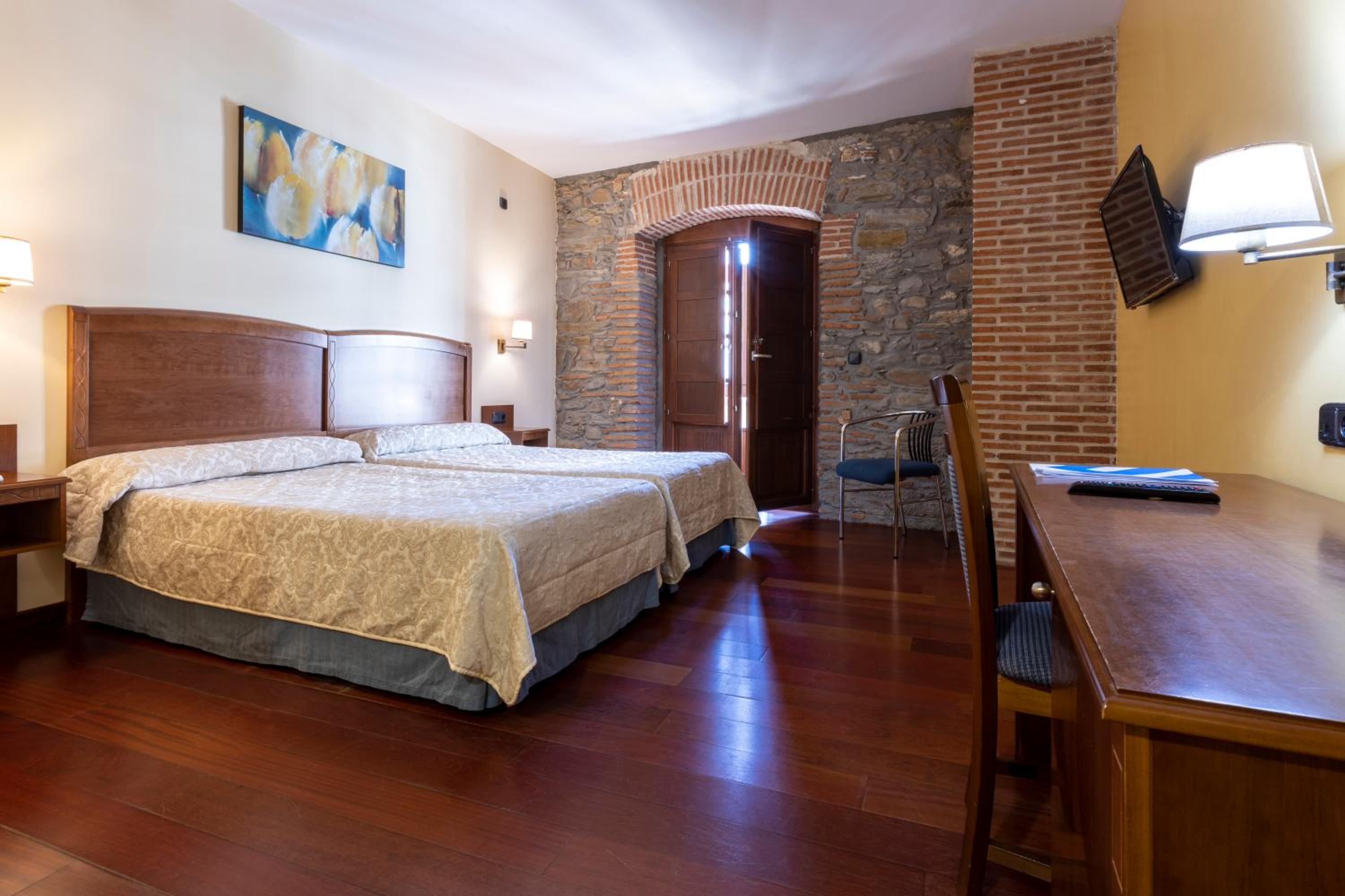 Double or Twin Room - Photo 5