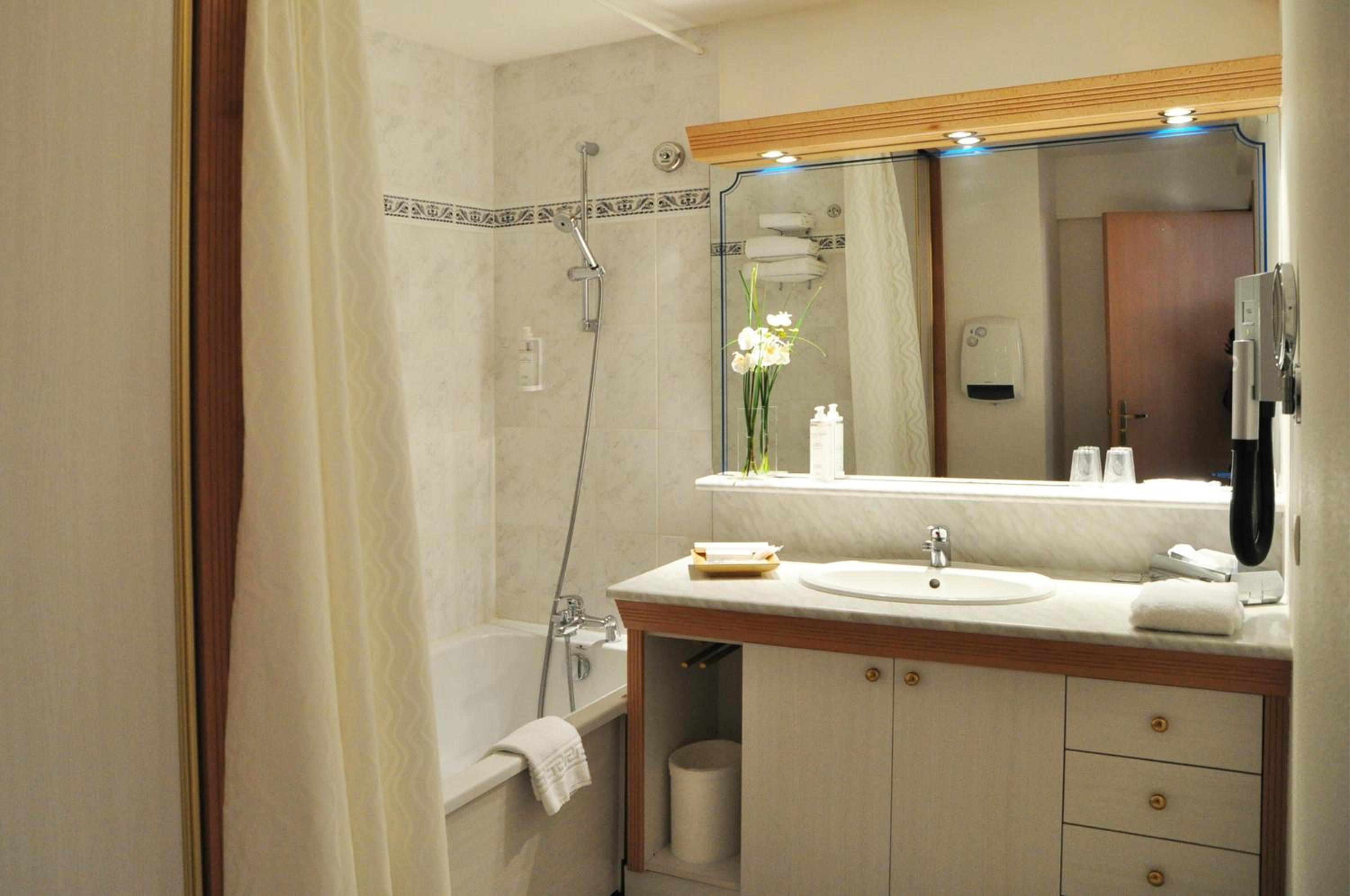Standing Suite - Photo 2