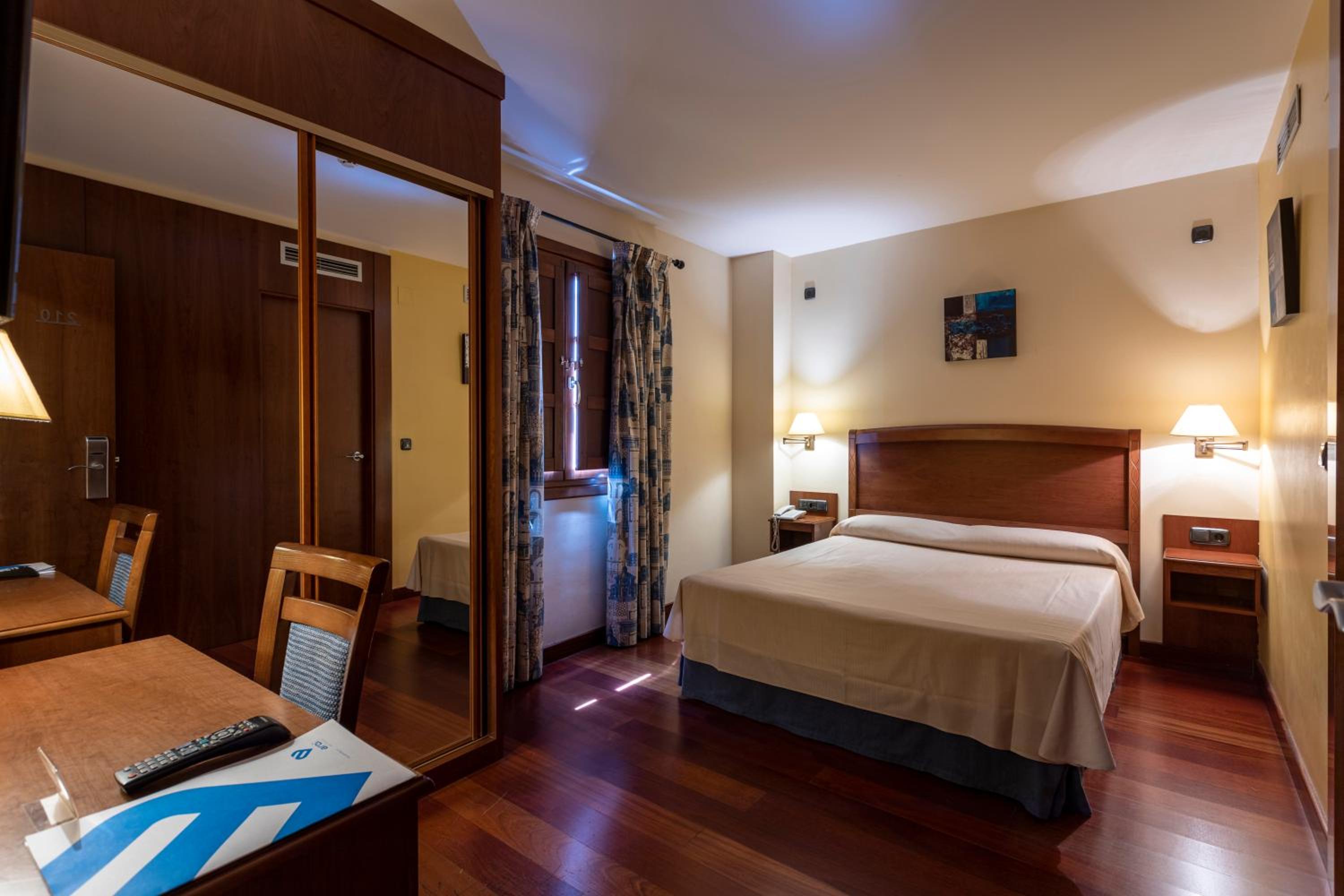 Double or Twin Room - Photo 6