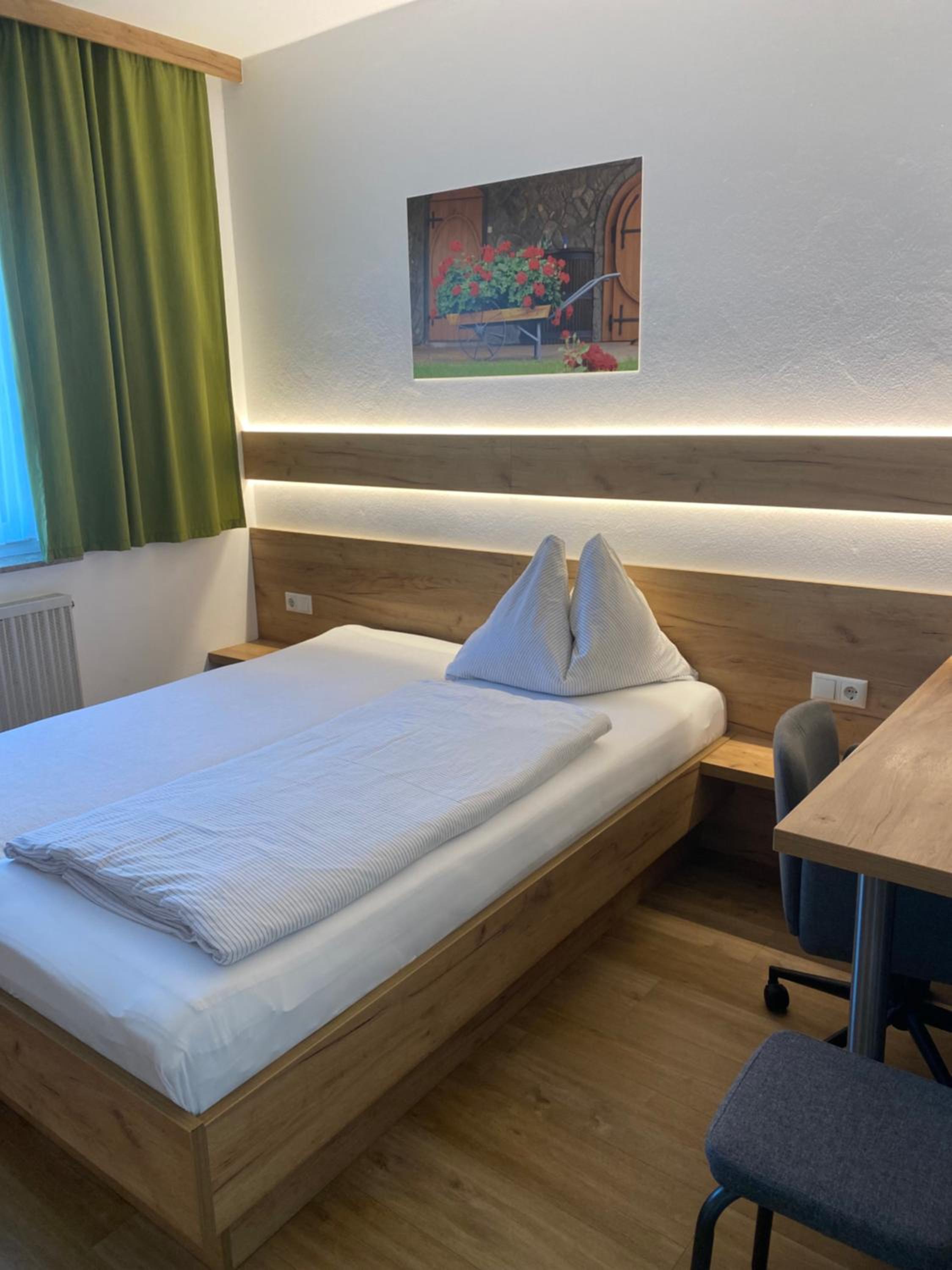 Economy Double Room photo 2