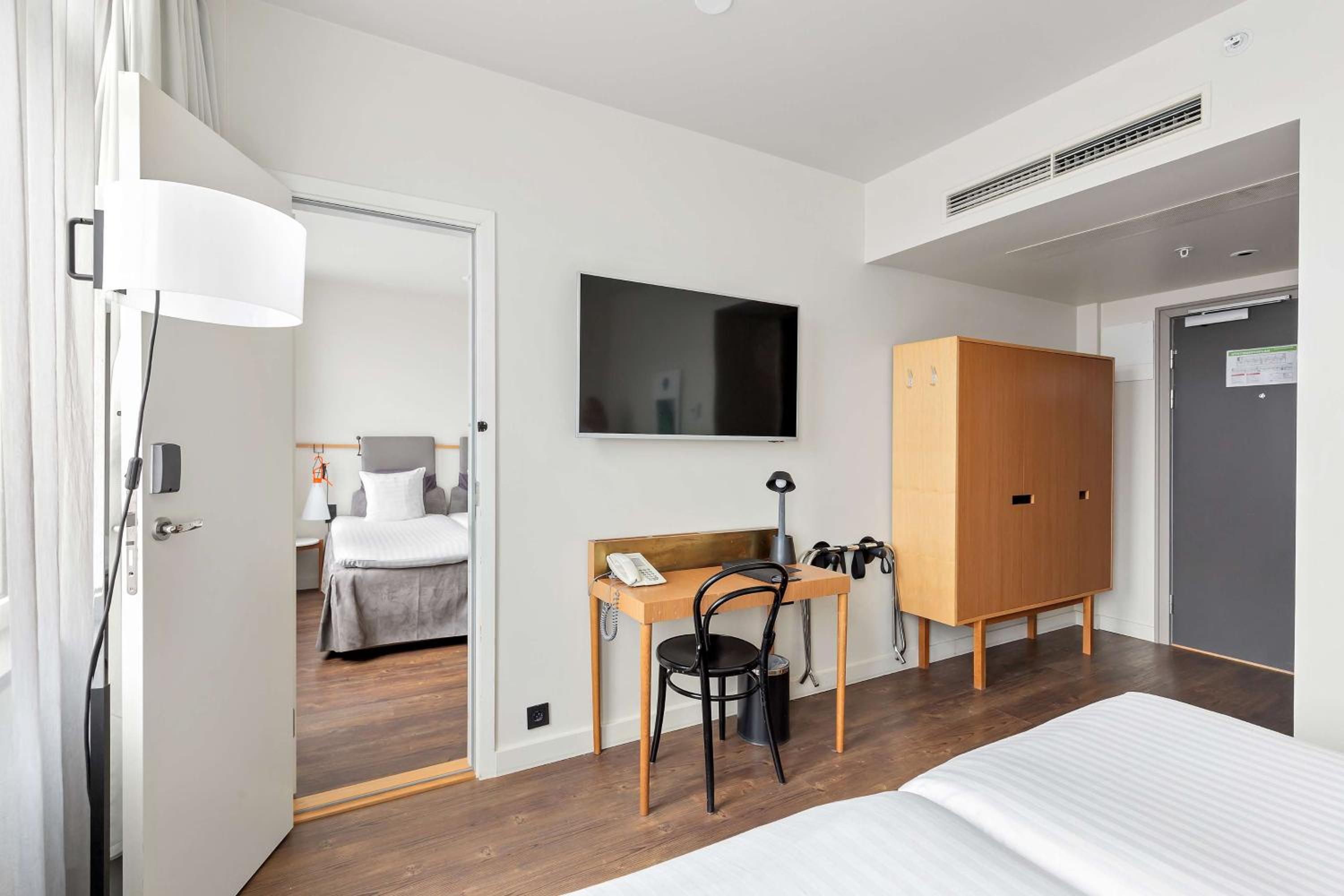 Family Room with One King Bed and Two Single Beds - Photo 3