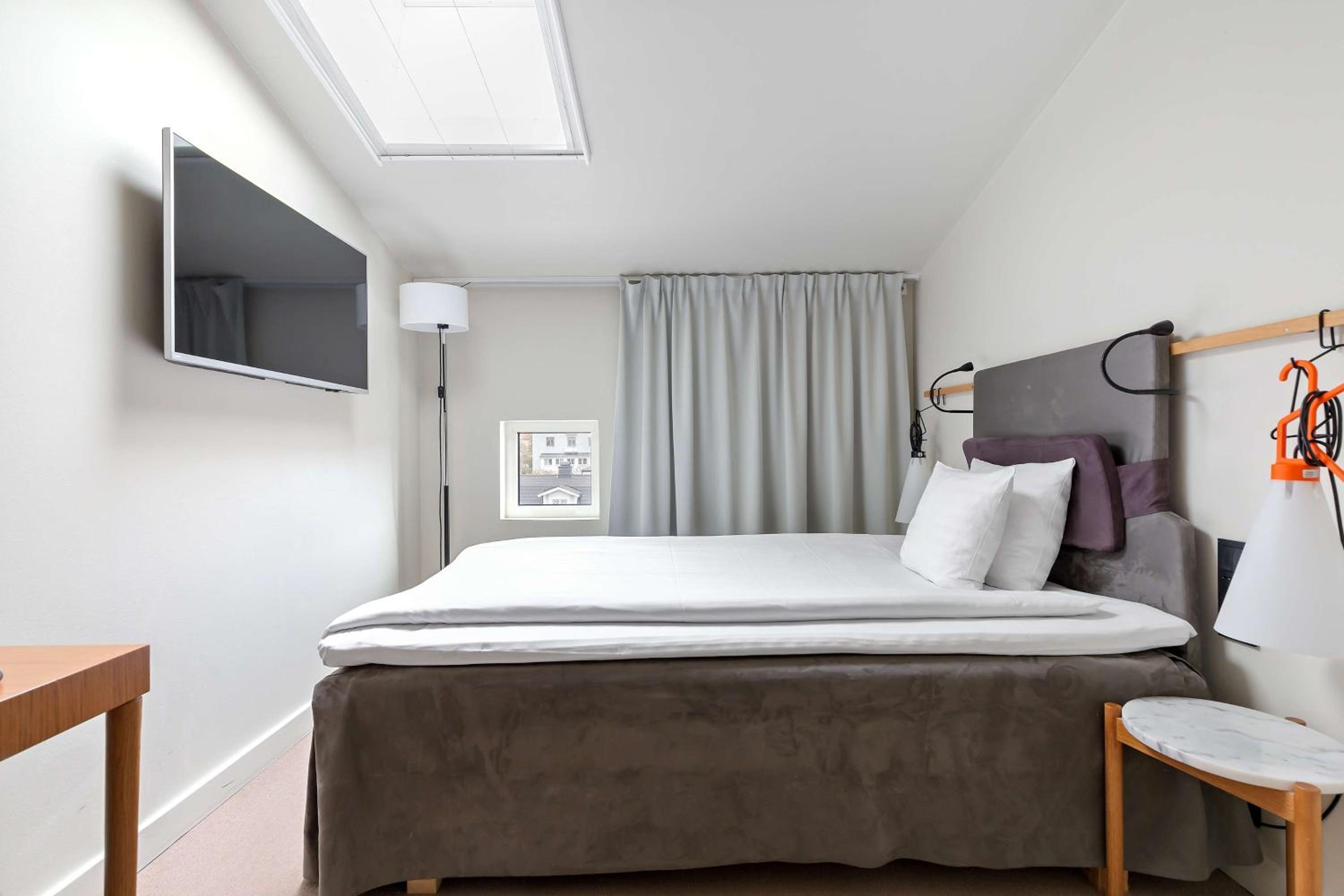 Economy Single Room with Rooftop Window