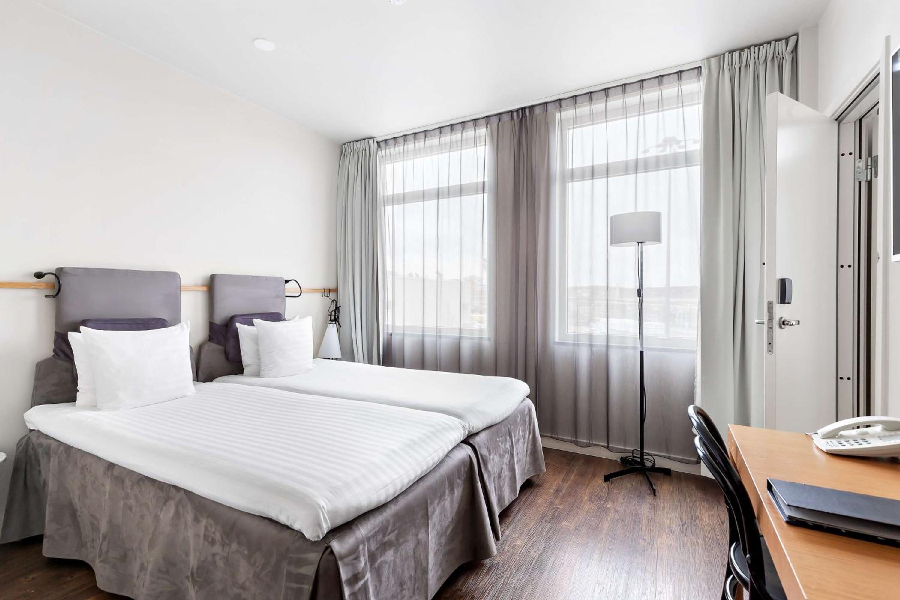 Family Room with One King Bed and Two Single Beds - Photo 2