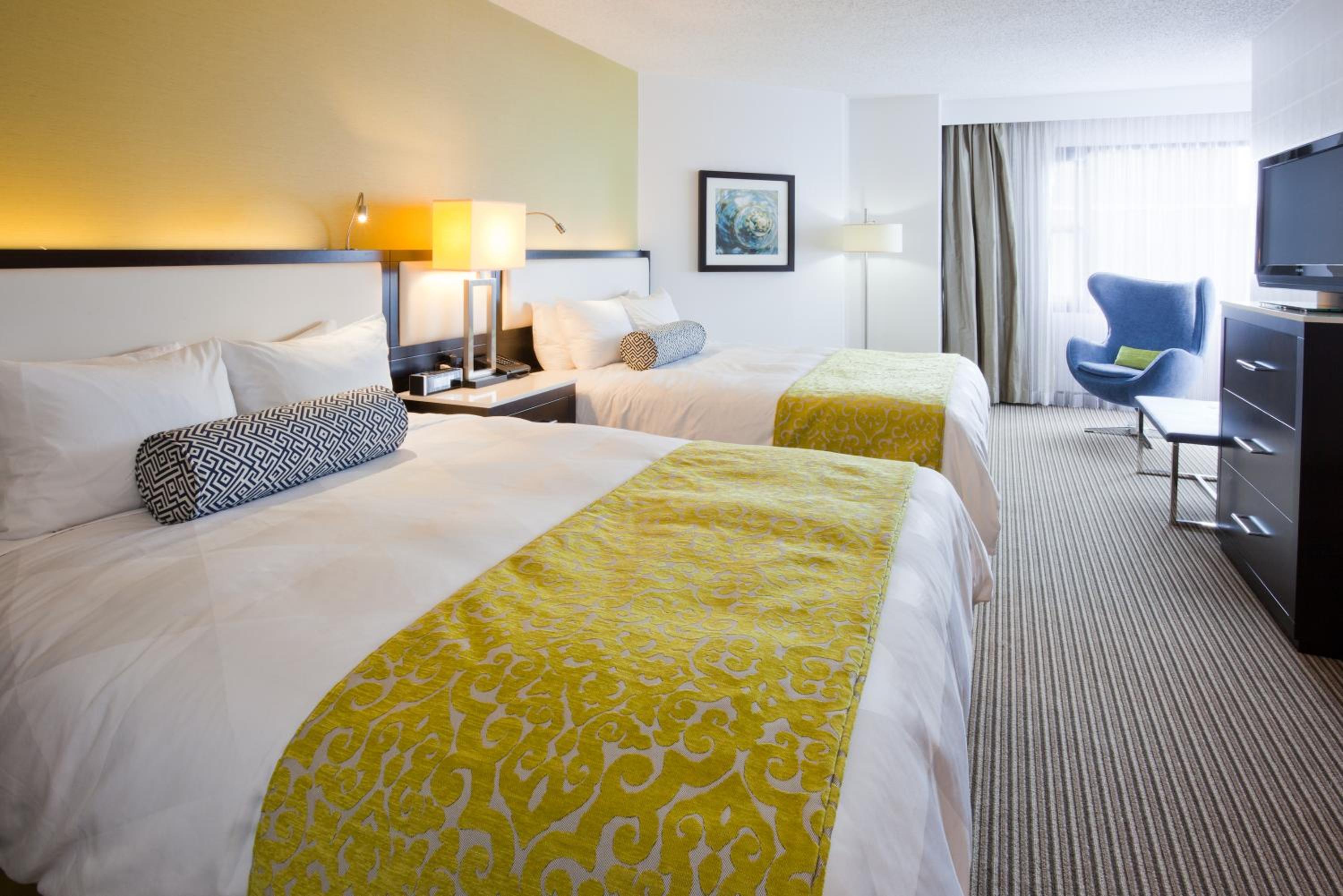 One-Bedroom Queen Suite with Two Queen Beds, Sofa Bed and Harbour View