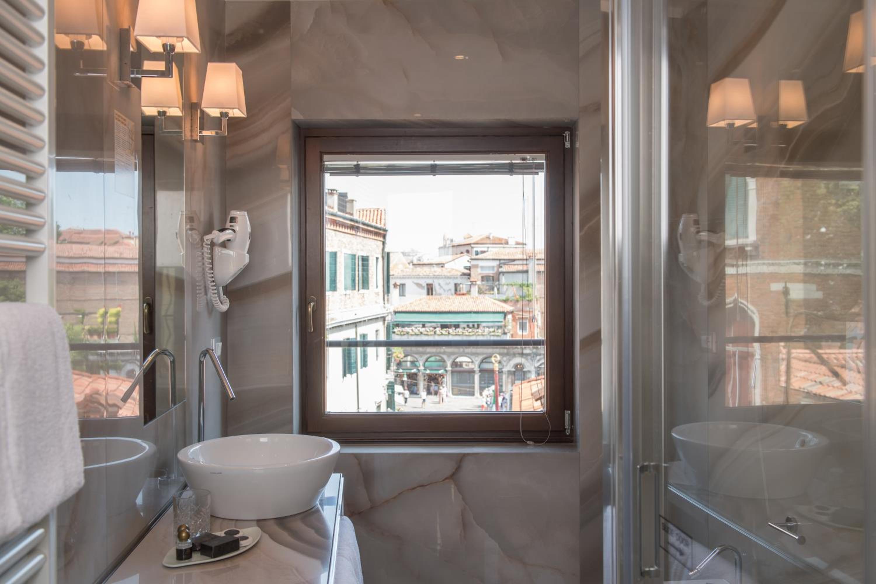 Charming Double Room with Street View and Altana thumbnail 5