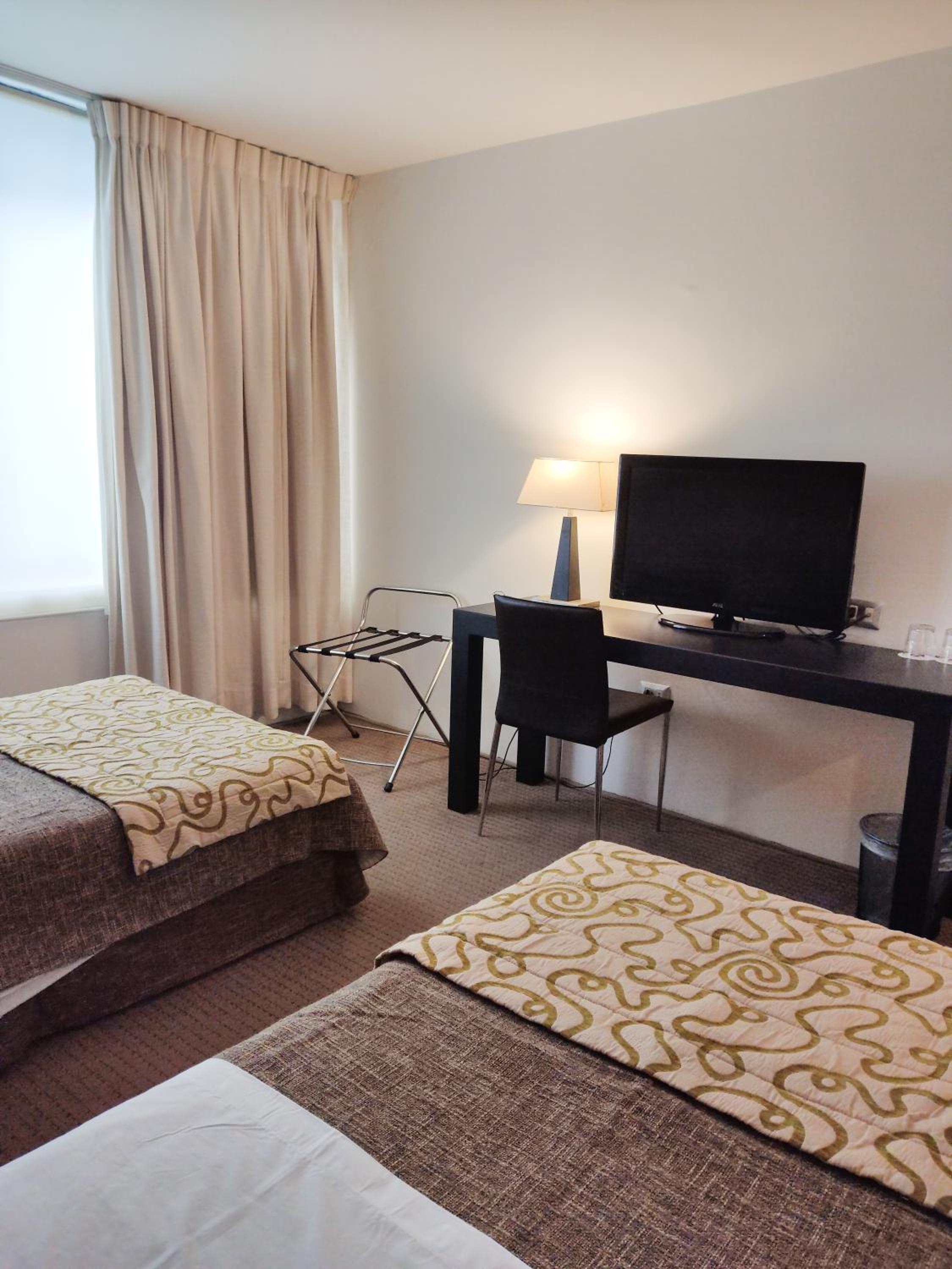 Standard Twin Room - Photo 6